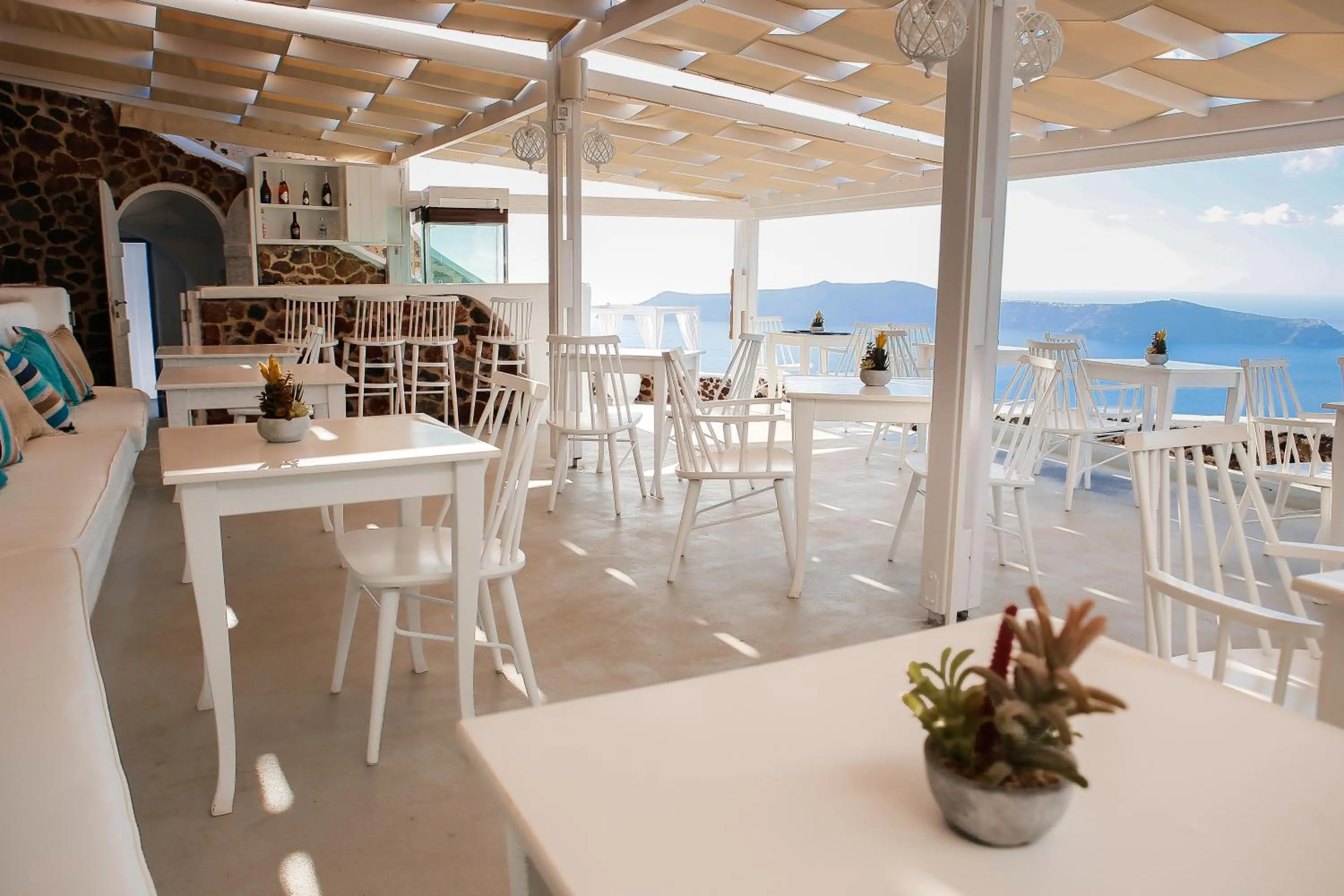 Restaurant/places to eat in Ilioperato Hotel