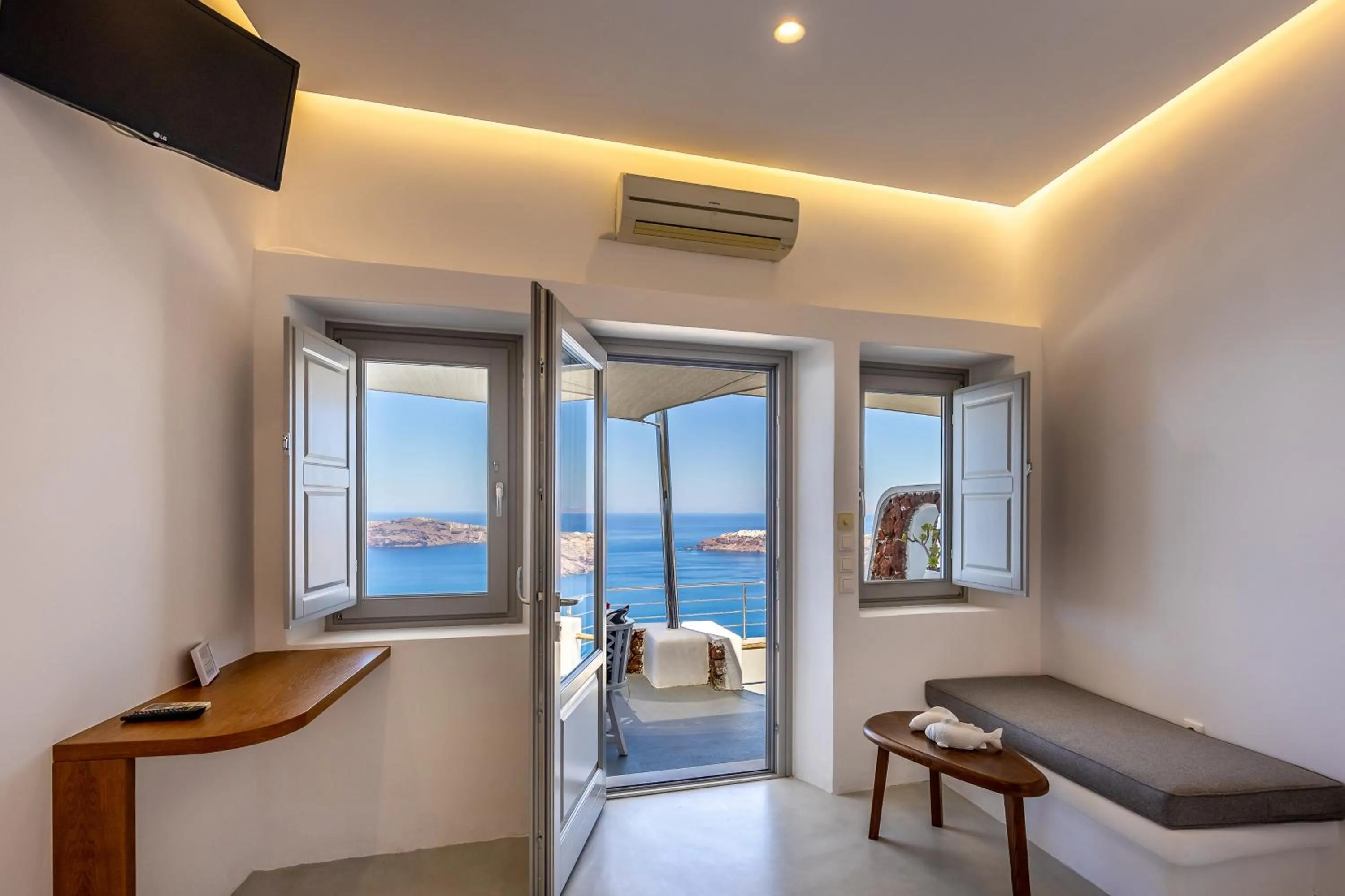 Photo of the whole room in Ilioperato Hotel