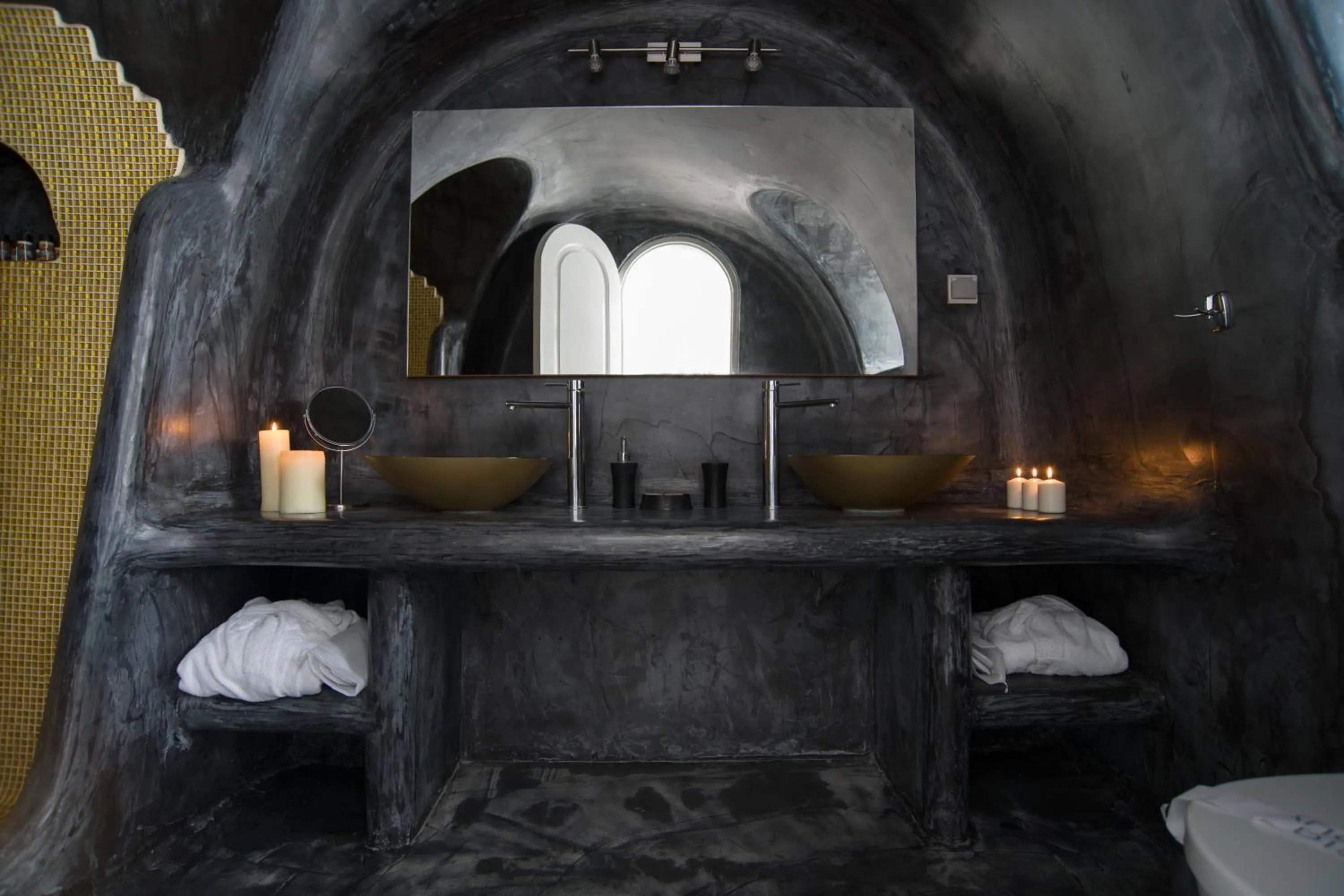 Bathroom in Ilioperato Hotel