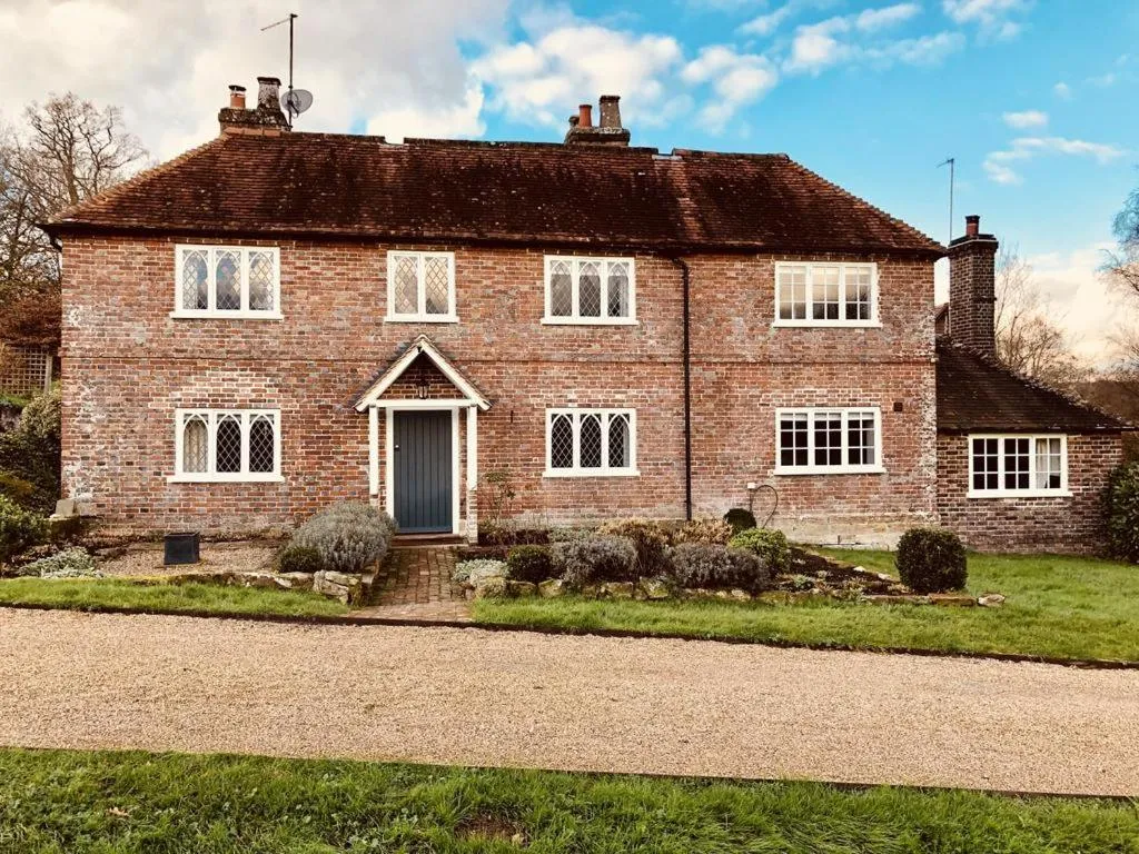 The Dorset Arms Pub & Cottage Rooms