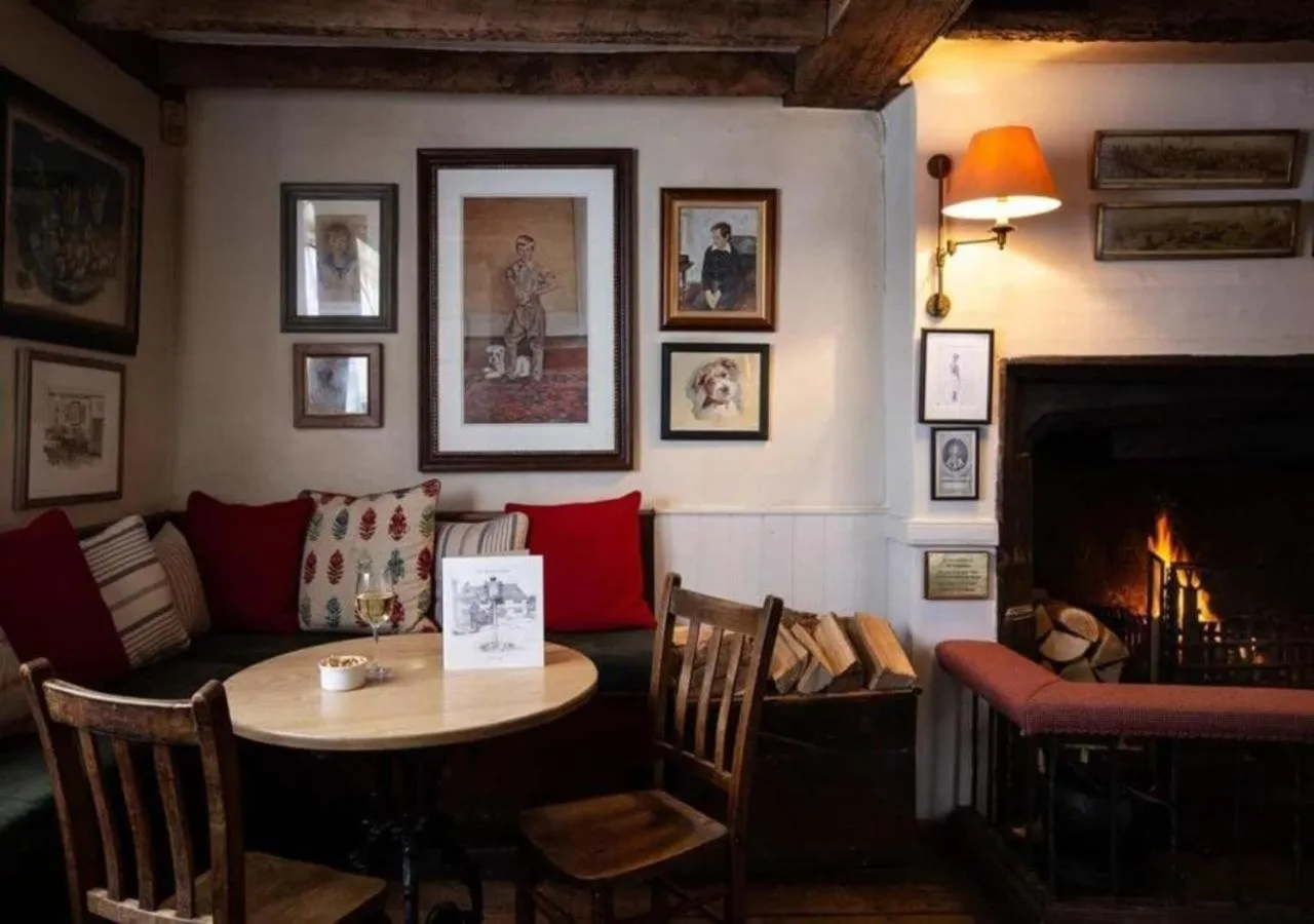 The Dorset Arms Pub & Cottage Rooms