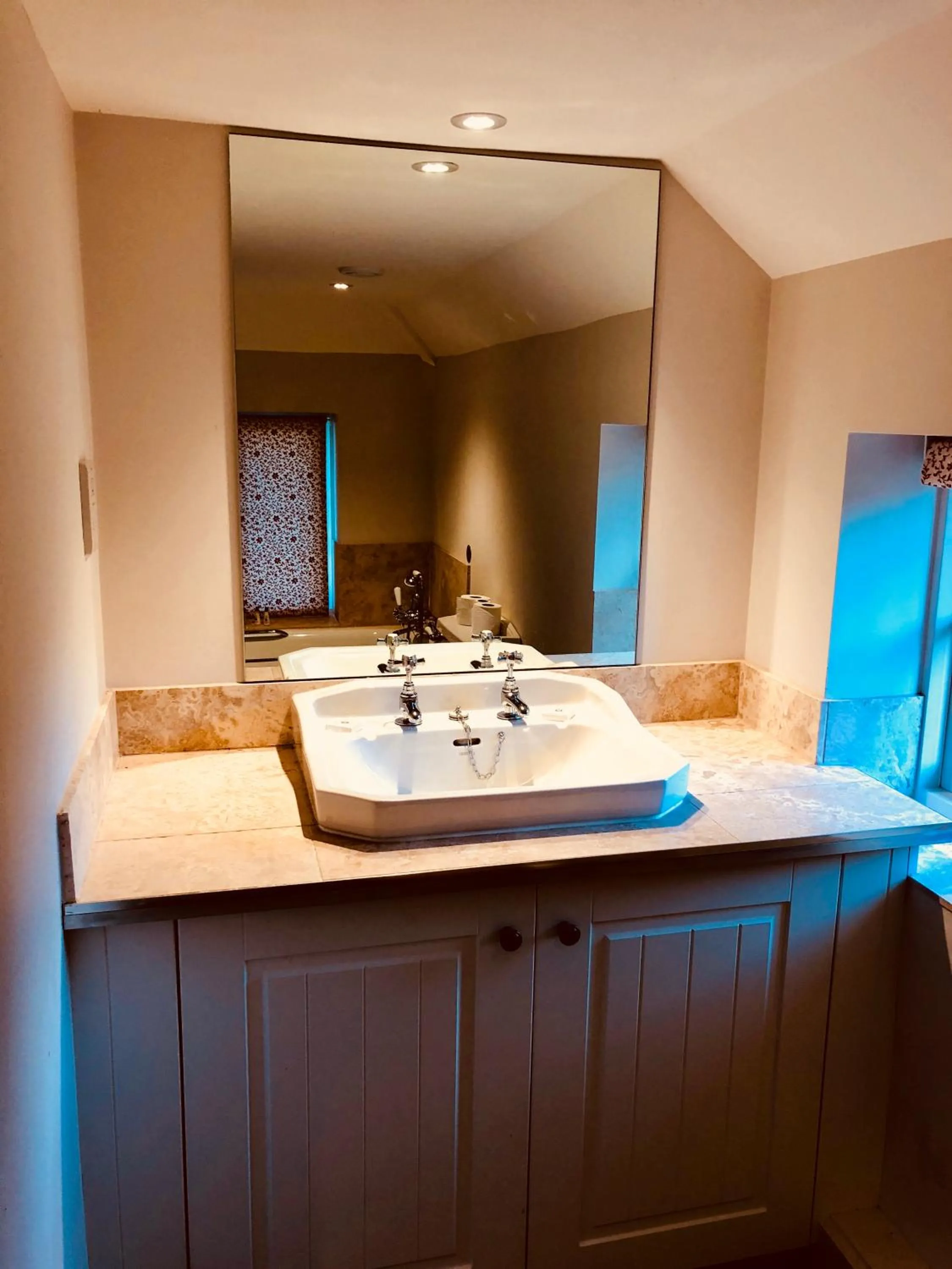 The Dorset Arms Pub & Cottage Rooms