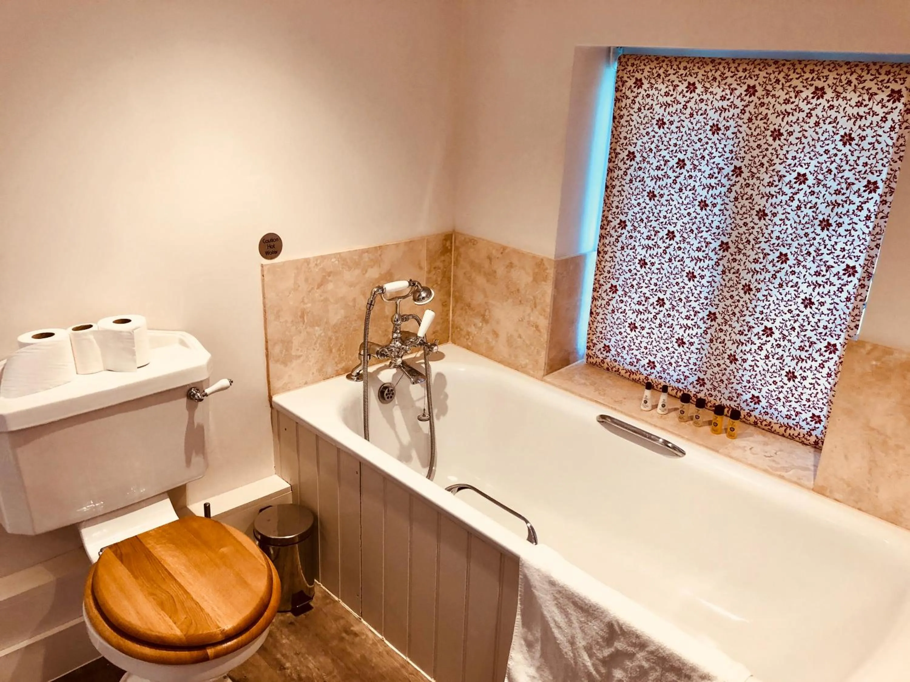 The Dorset Arms Pub & Cottage Rooms