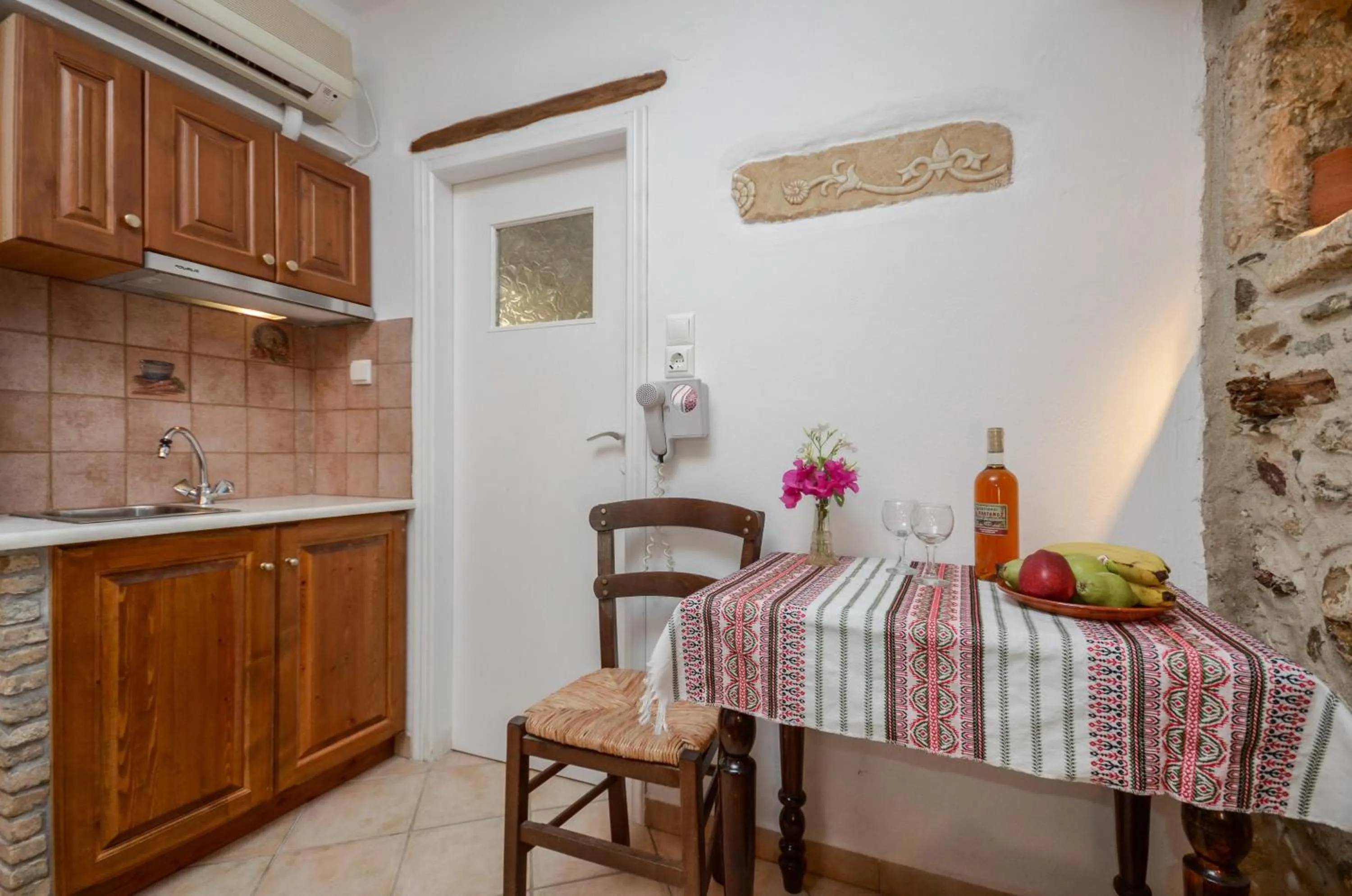 Kitchen or kitchenette, Bed in Venetiko Apartments