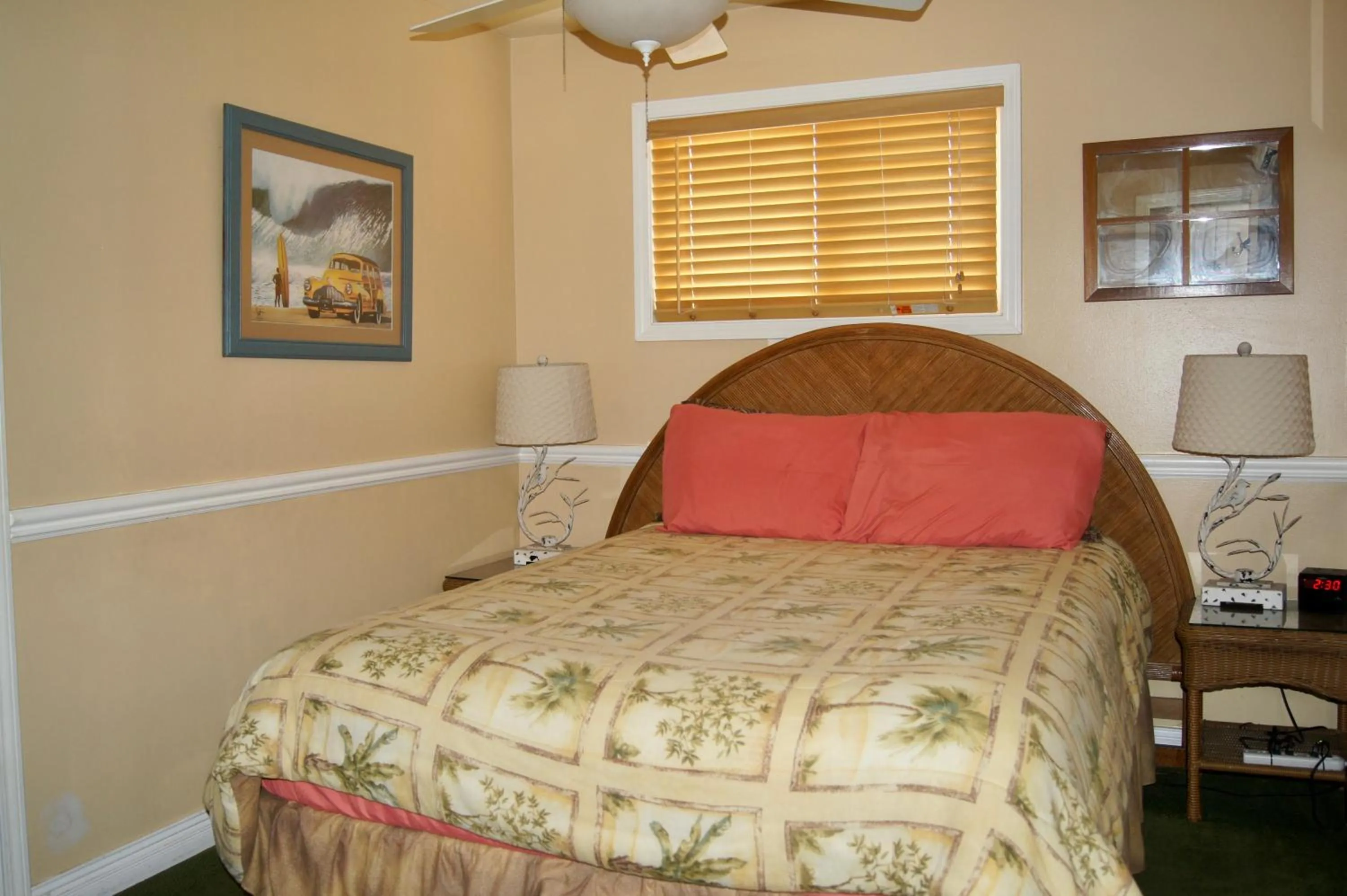 Bed in Flamingo Motel