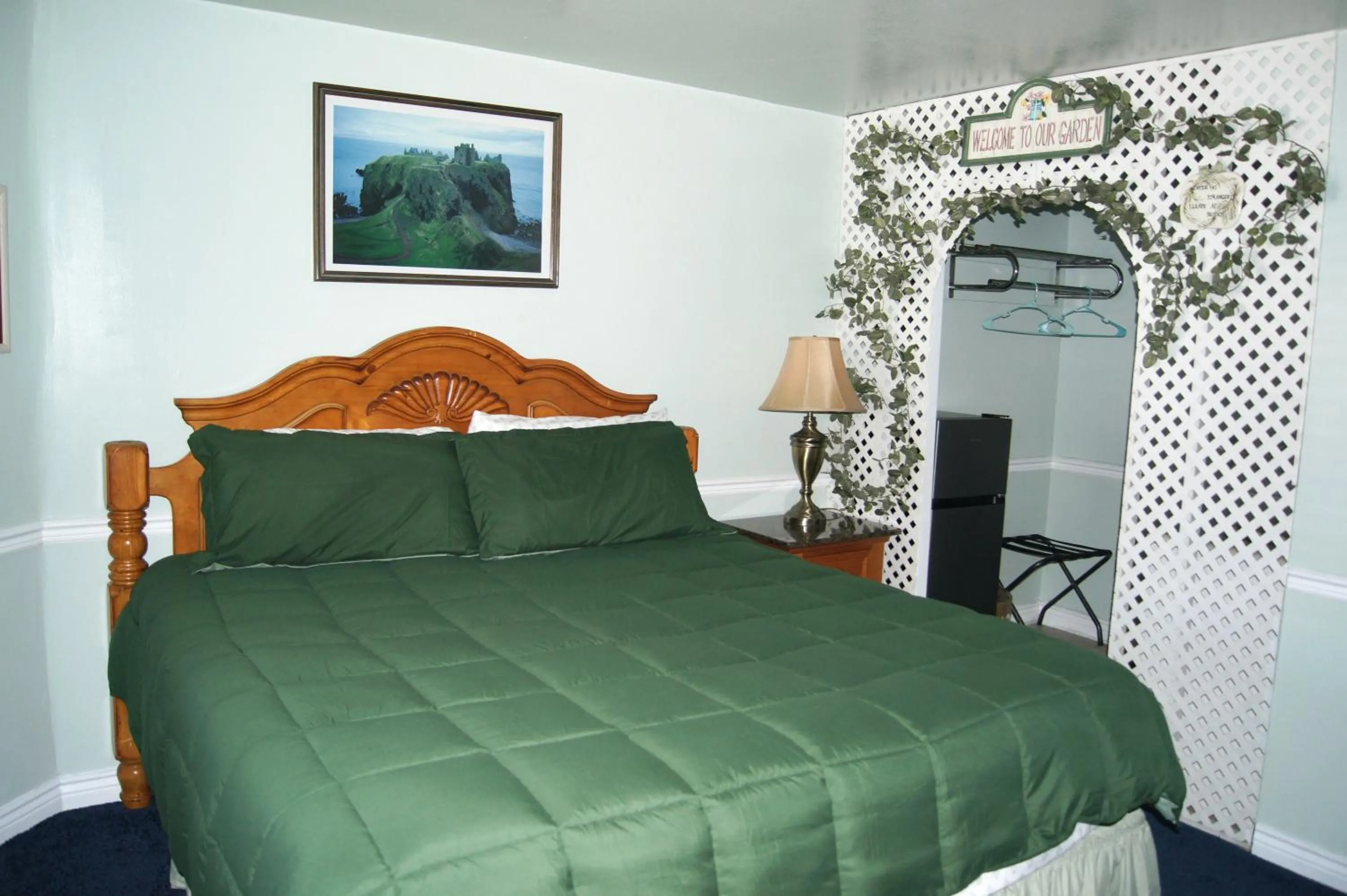 Bed in Flamingo Motel