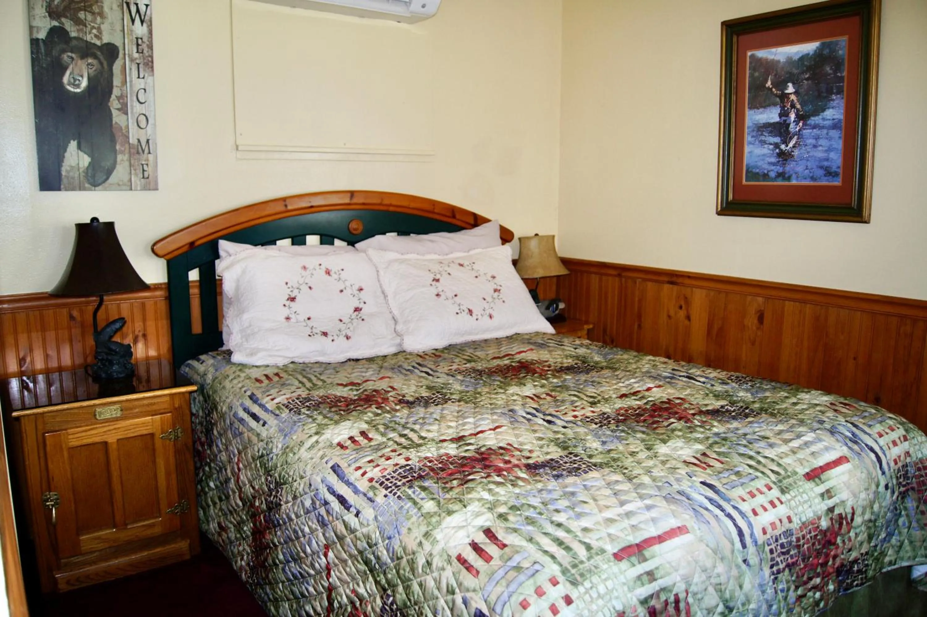 Bed in Flamingo Motel