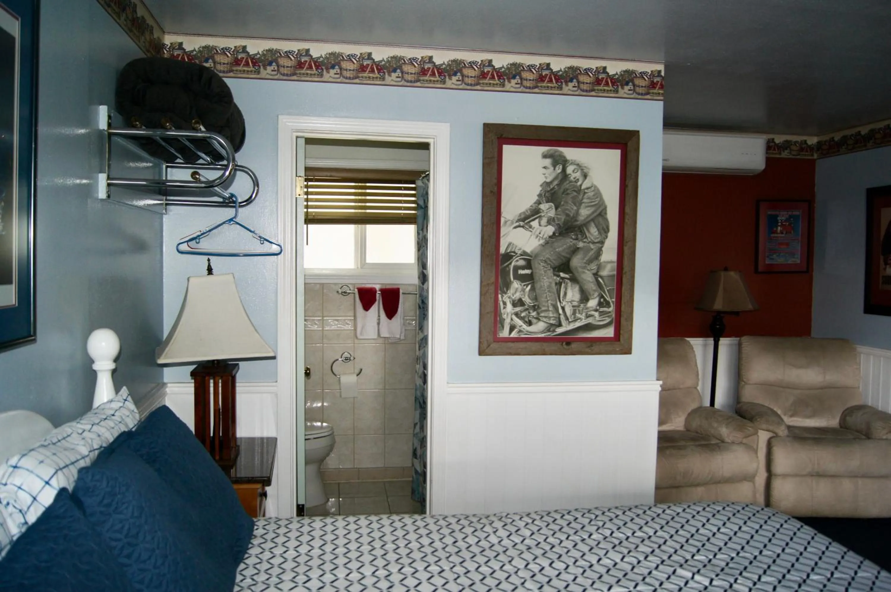 Bed in Flamingo Motel