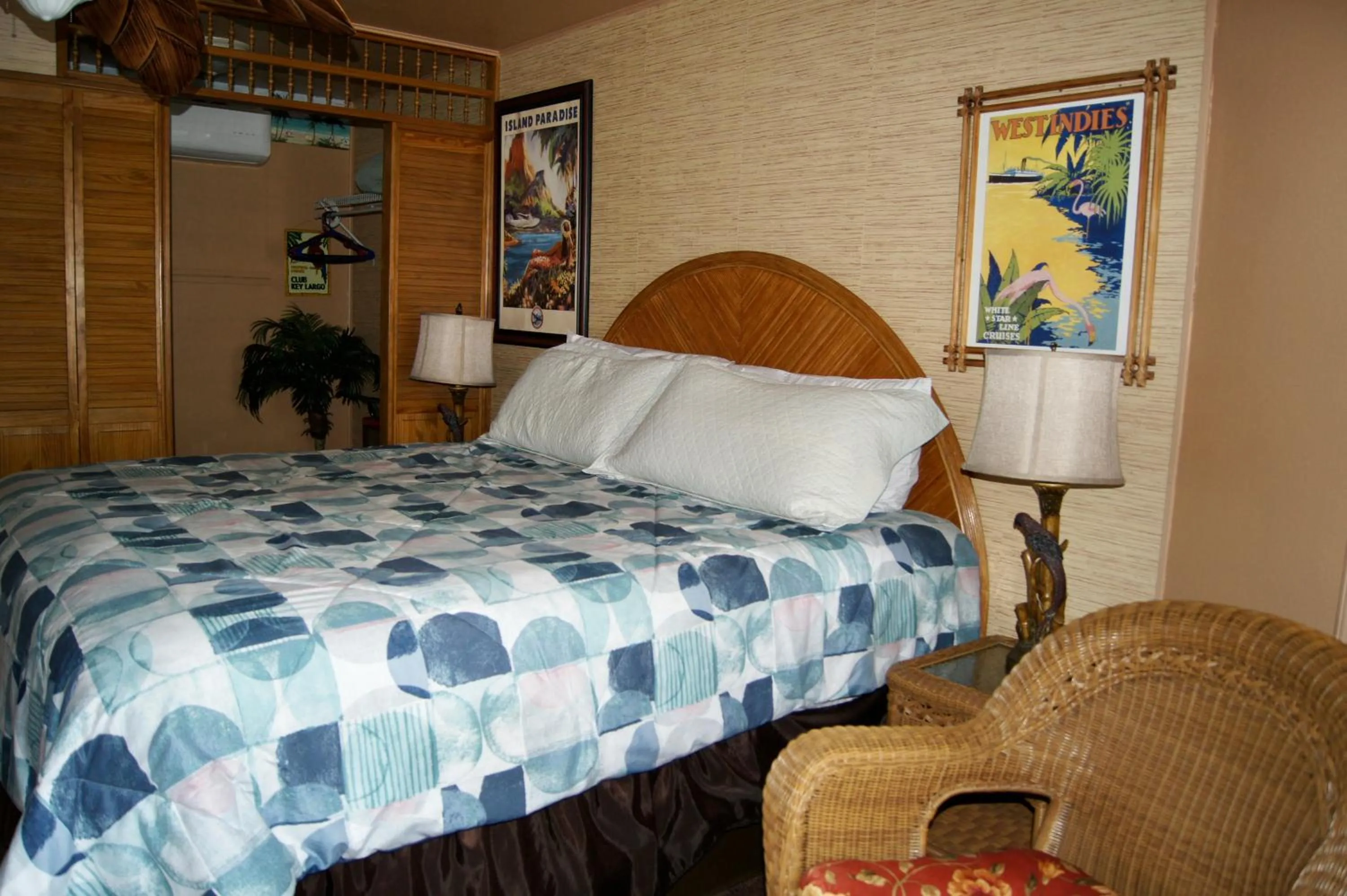 Bed in Flamingo Motel