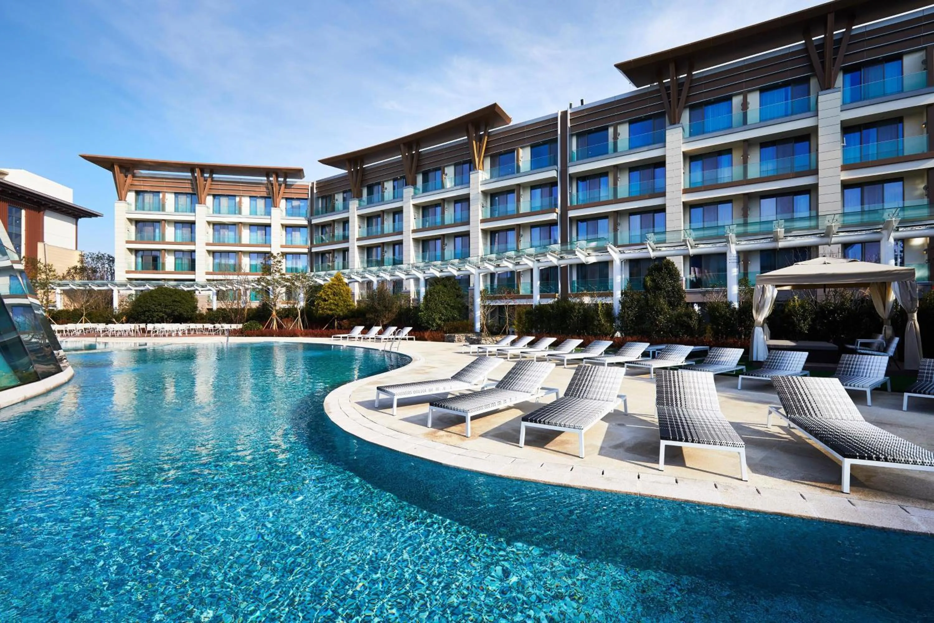 Swimming pool in Marriott Jeju Shinhwa World Hotel