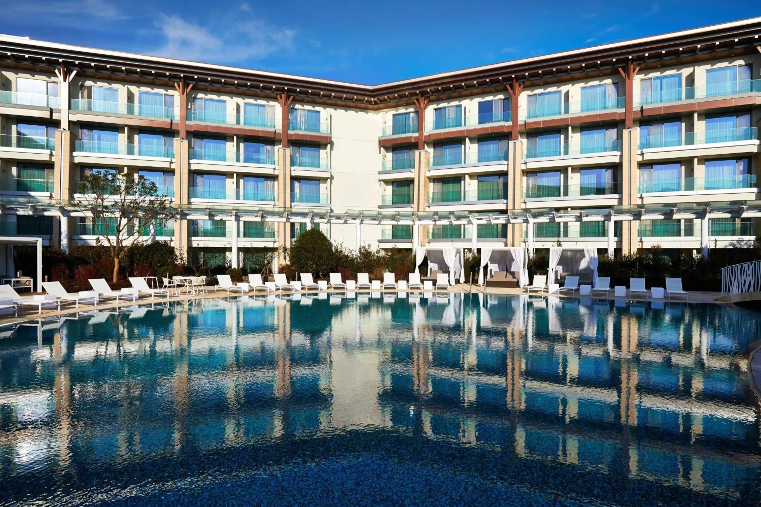 Swimming pool in Marriott Jeju Shinhwa World Hotel