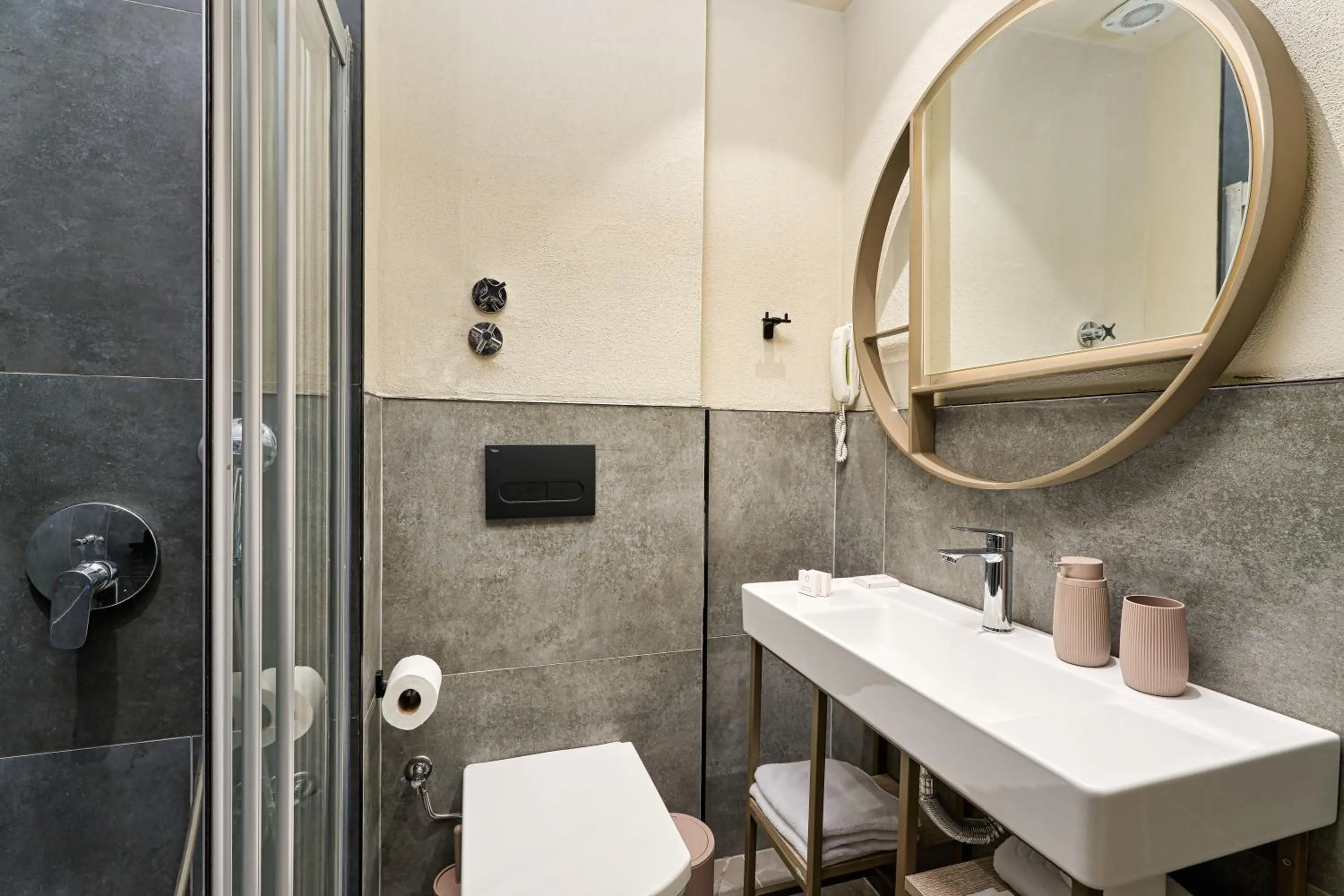 Shower in Büyük Hotel