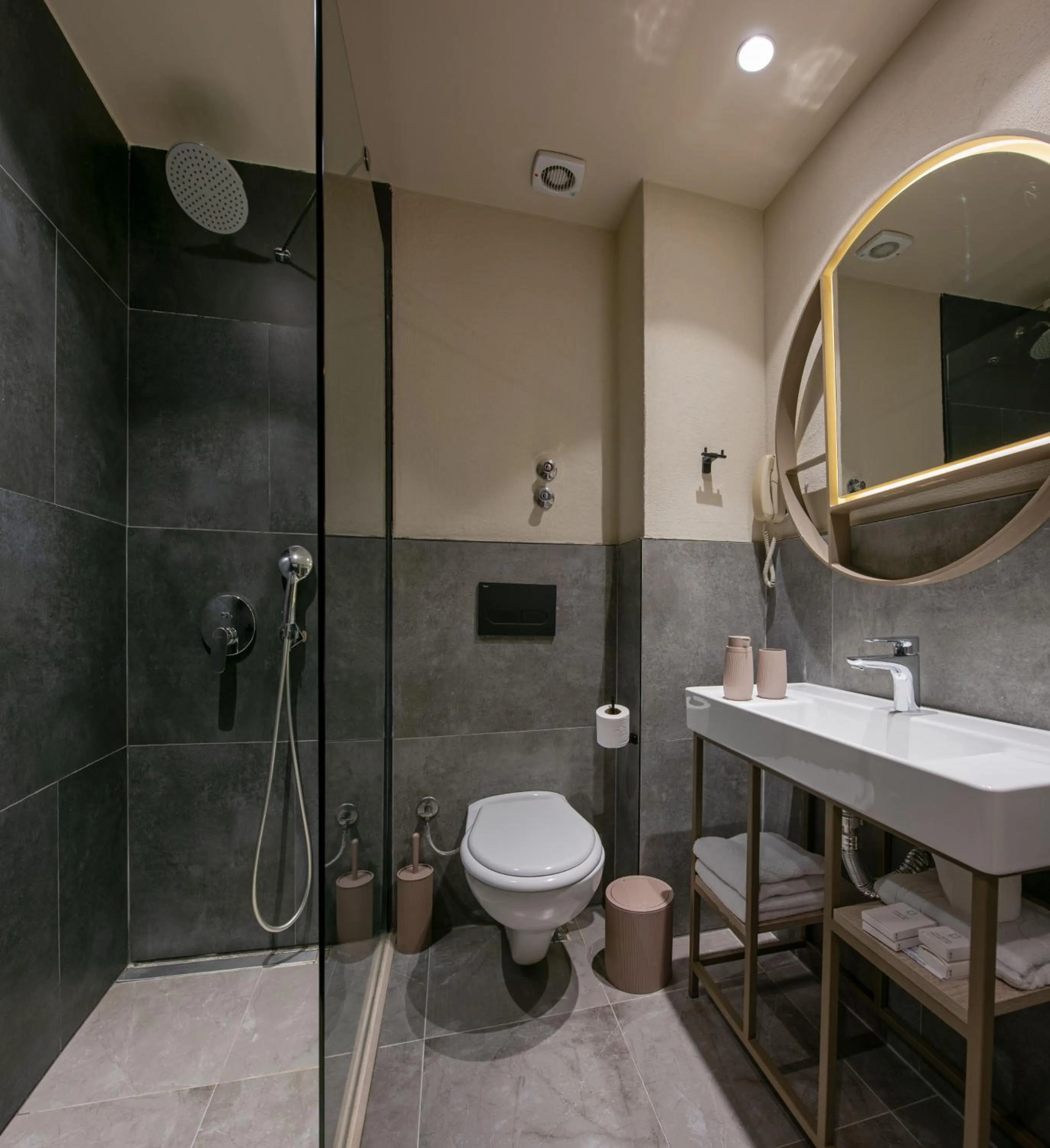 Shower in Büyük Hotel