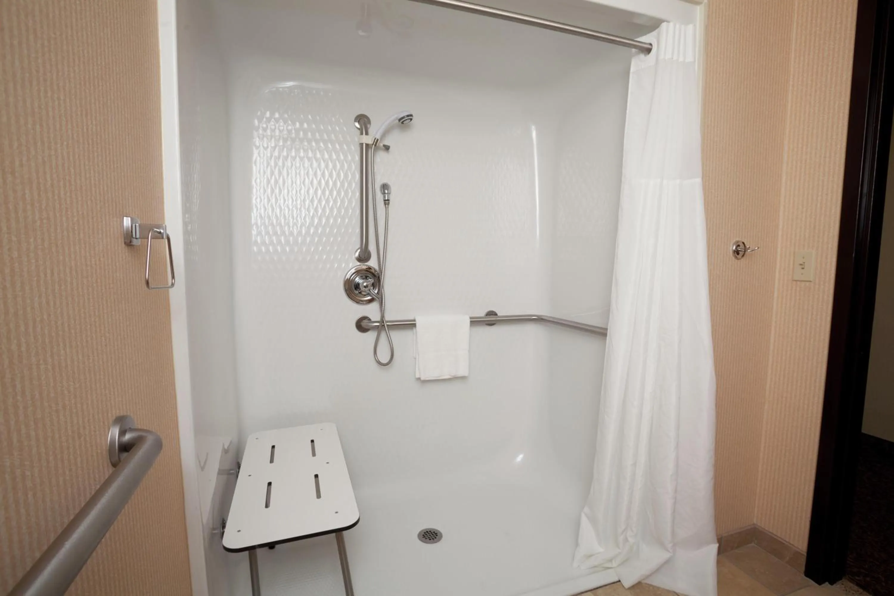 Bathroom in Hampton Inn Oneonta