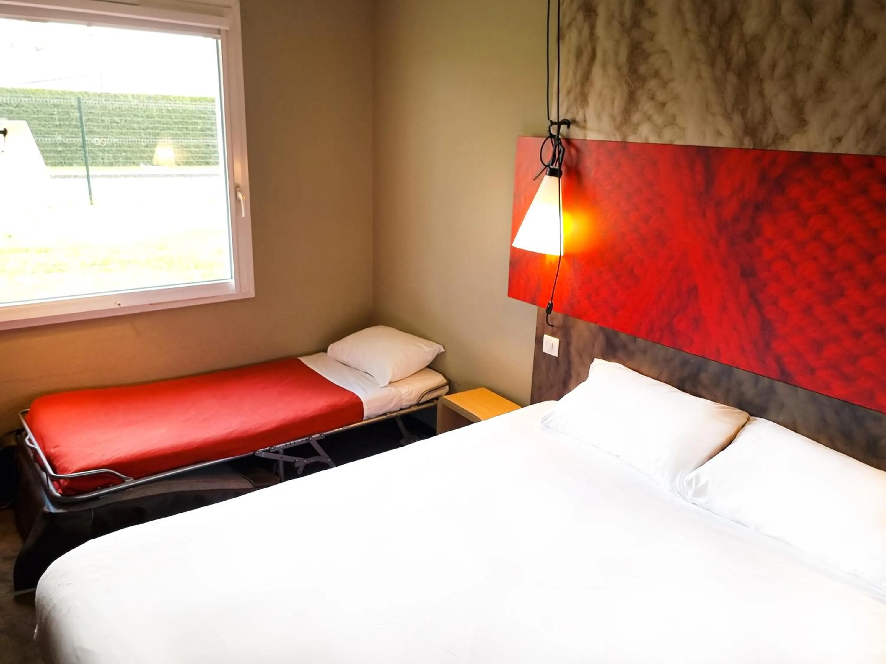 Shower, Bed in ibis Caen Porte De Bretagne