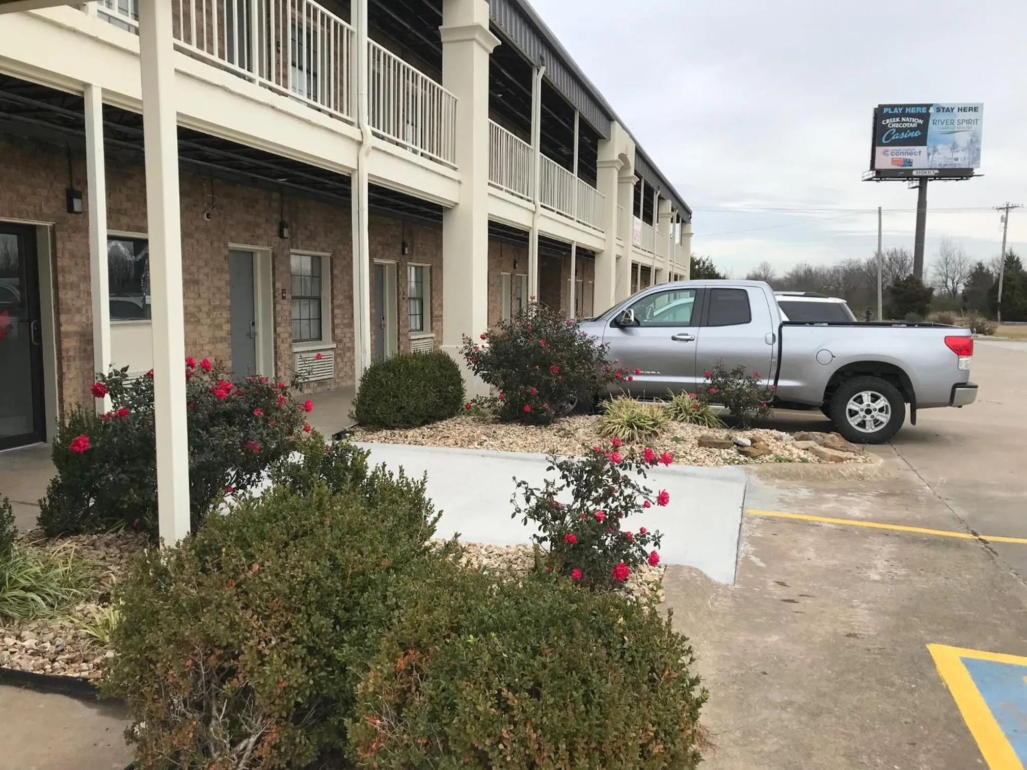 Parking in Walnut Inn - Checotah