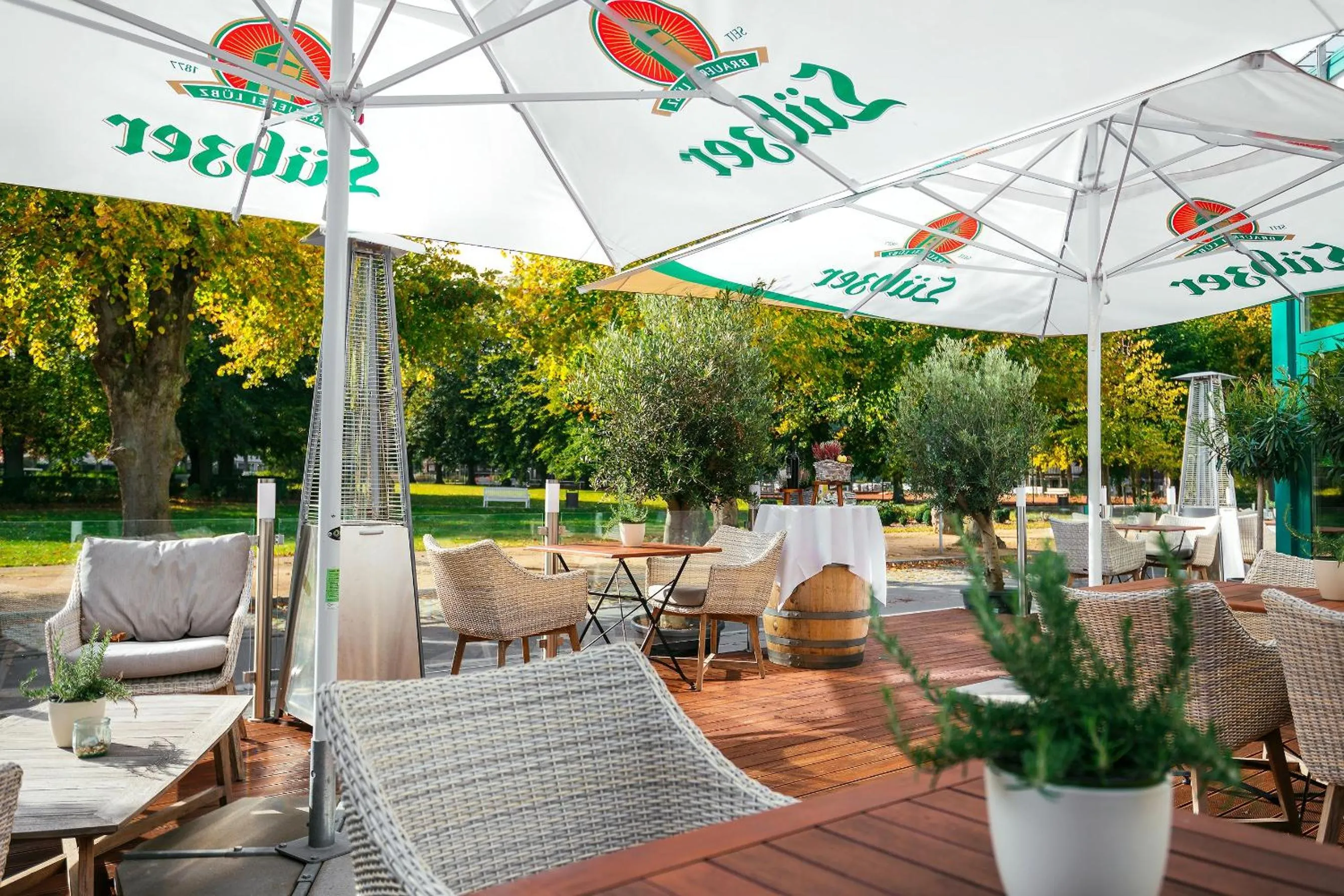 Restaurant/places to eat in Hotel Edison