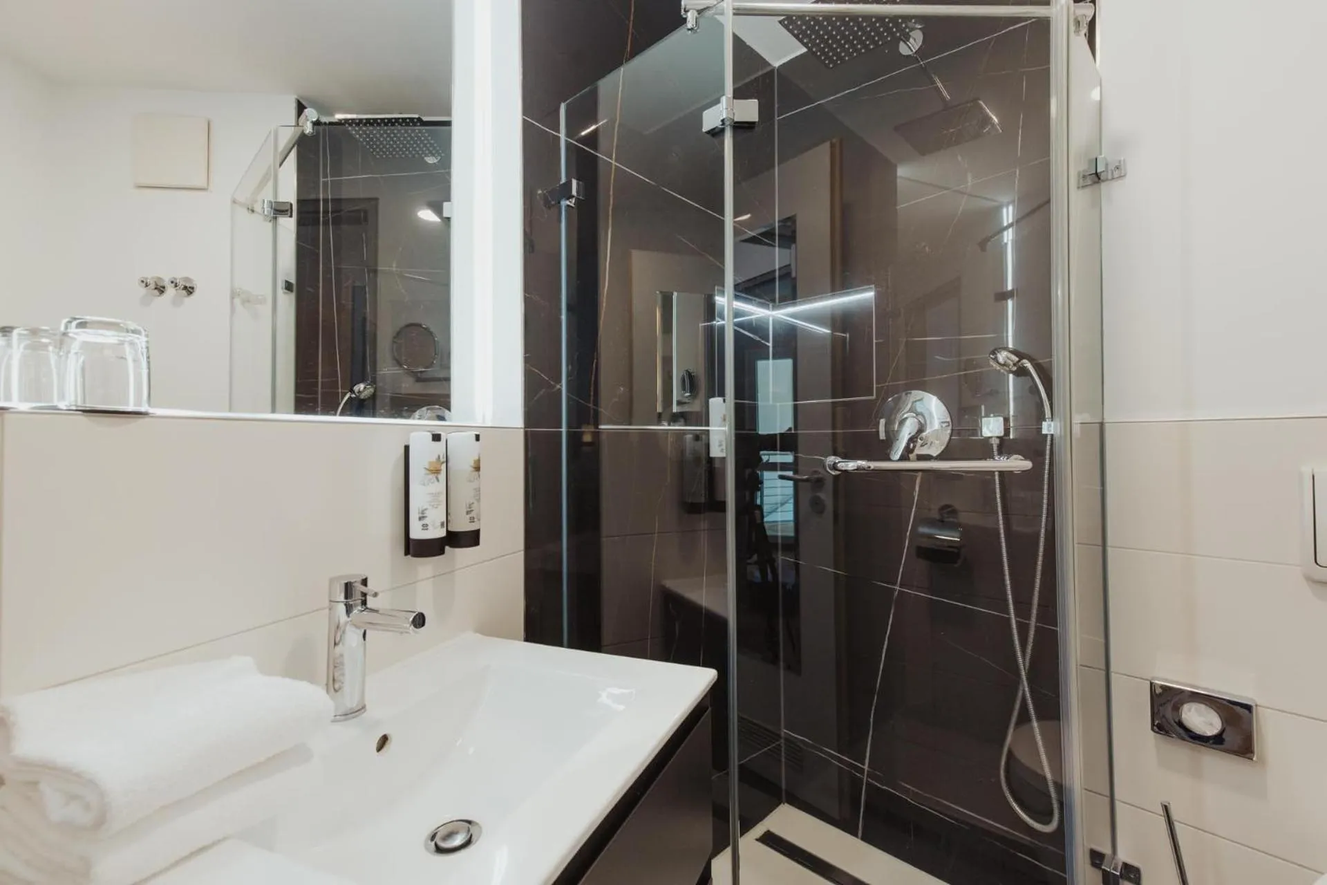 Bathroom in Parkhotel IV Jahreszeiten Kühlungsborn