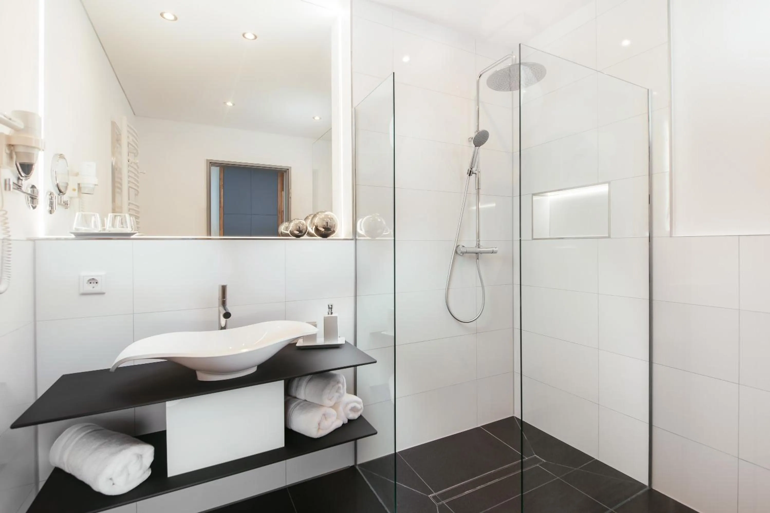 Photo of the whole room in Hotel Edison