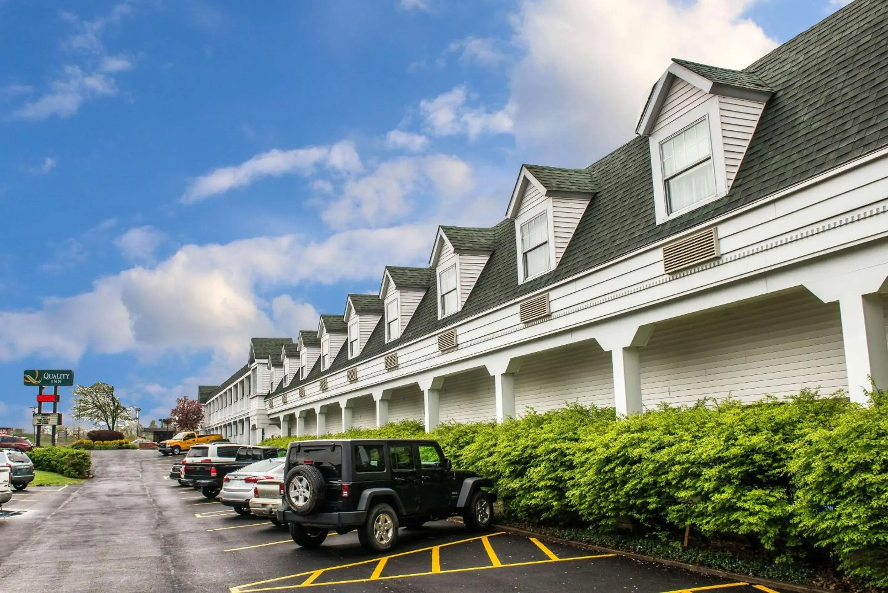 Property building in Quality Inn Pittsburgh Airport Property building in Quality Inn Pittsburgh Airport