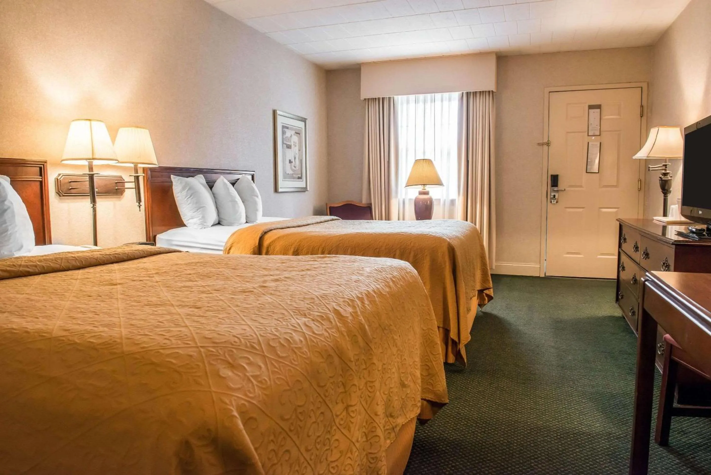 Photo of the whole room, Bed in Quality Inn Pittsburgh Airport