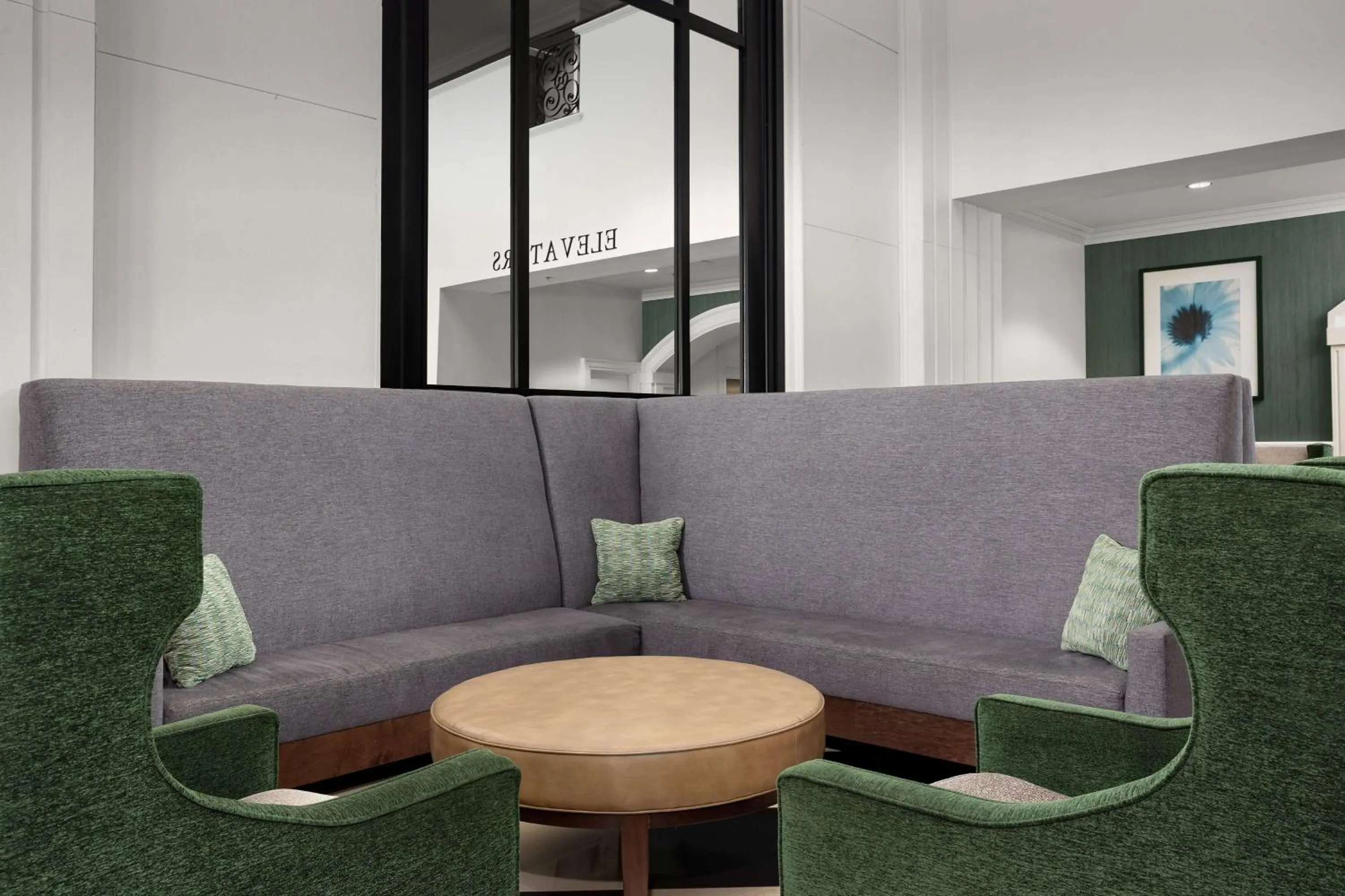 Lobby or reception in DoubleTree by Hilton Chicago O'Hare Airport-Rosemont