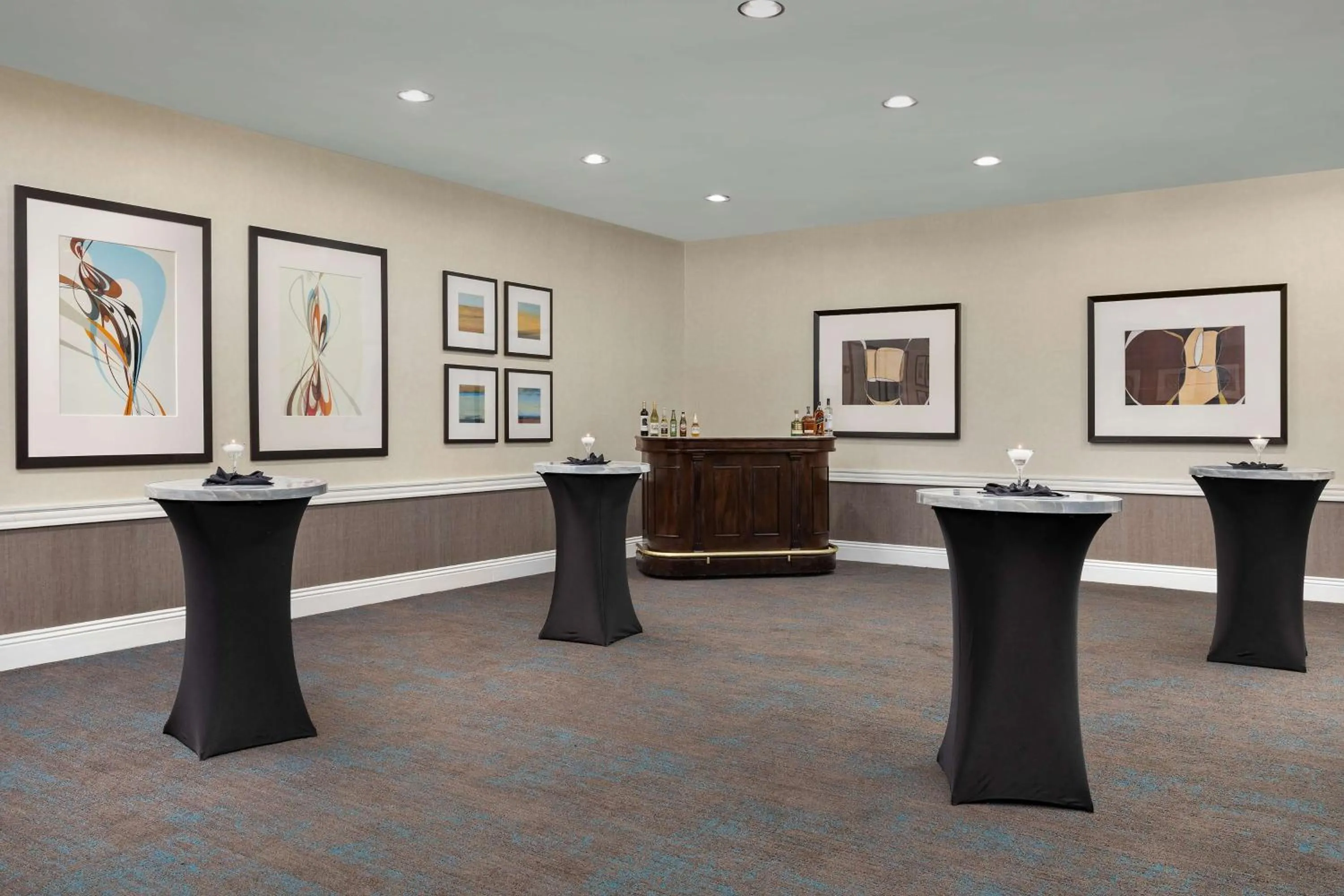 Restaurant/places to eat in DoubleTree by Hilton Chicago O'Hare Airport-Rosemont