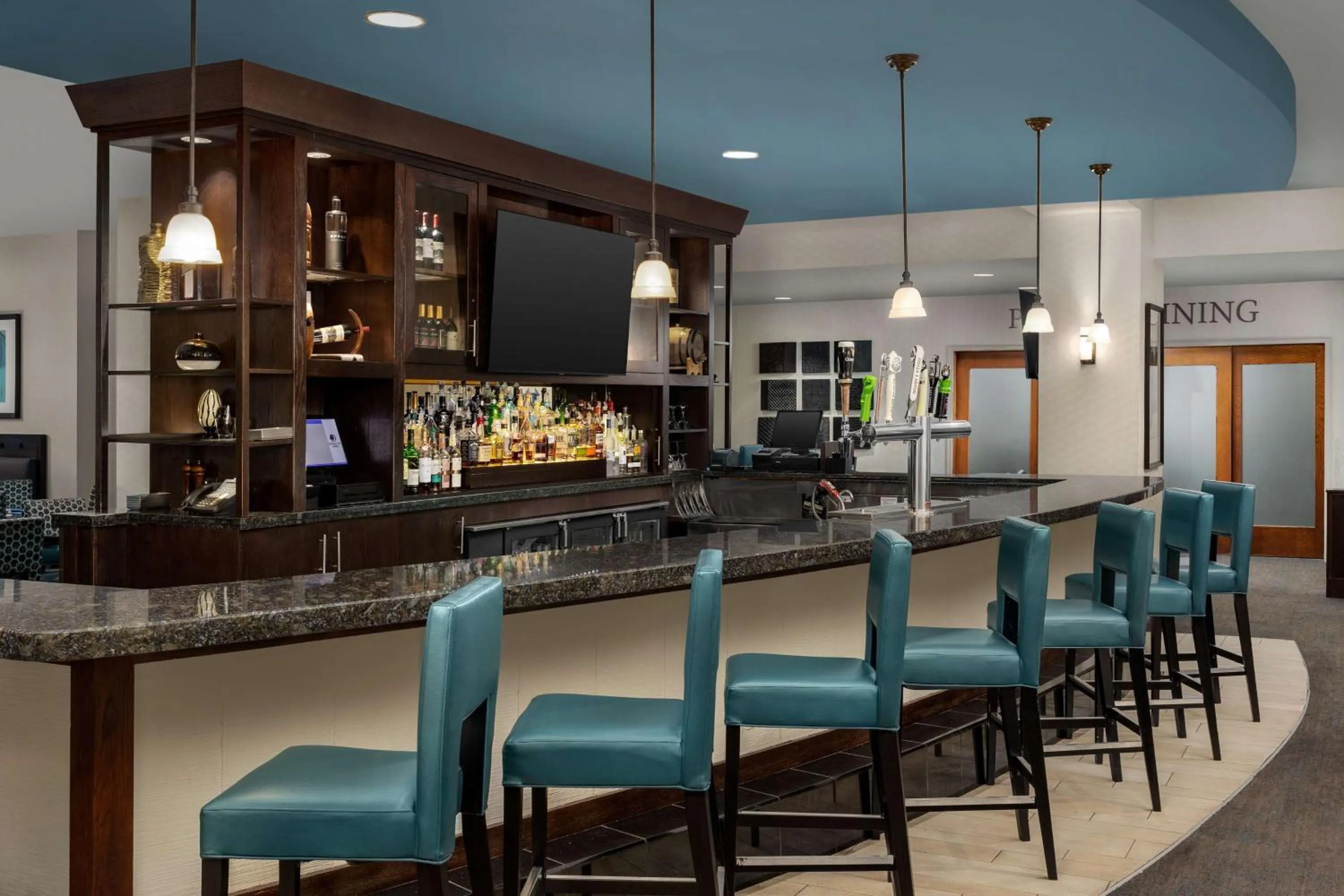 Lounge or bar in DoubleTree by Hilton Chicago O'Hare Airport-Rosemont