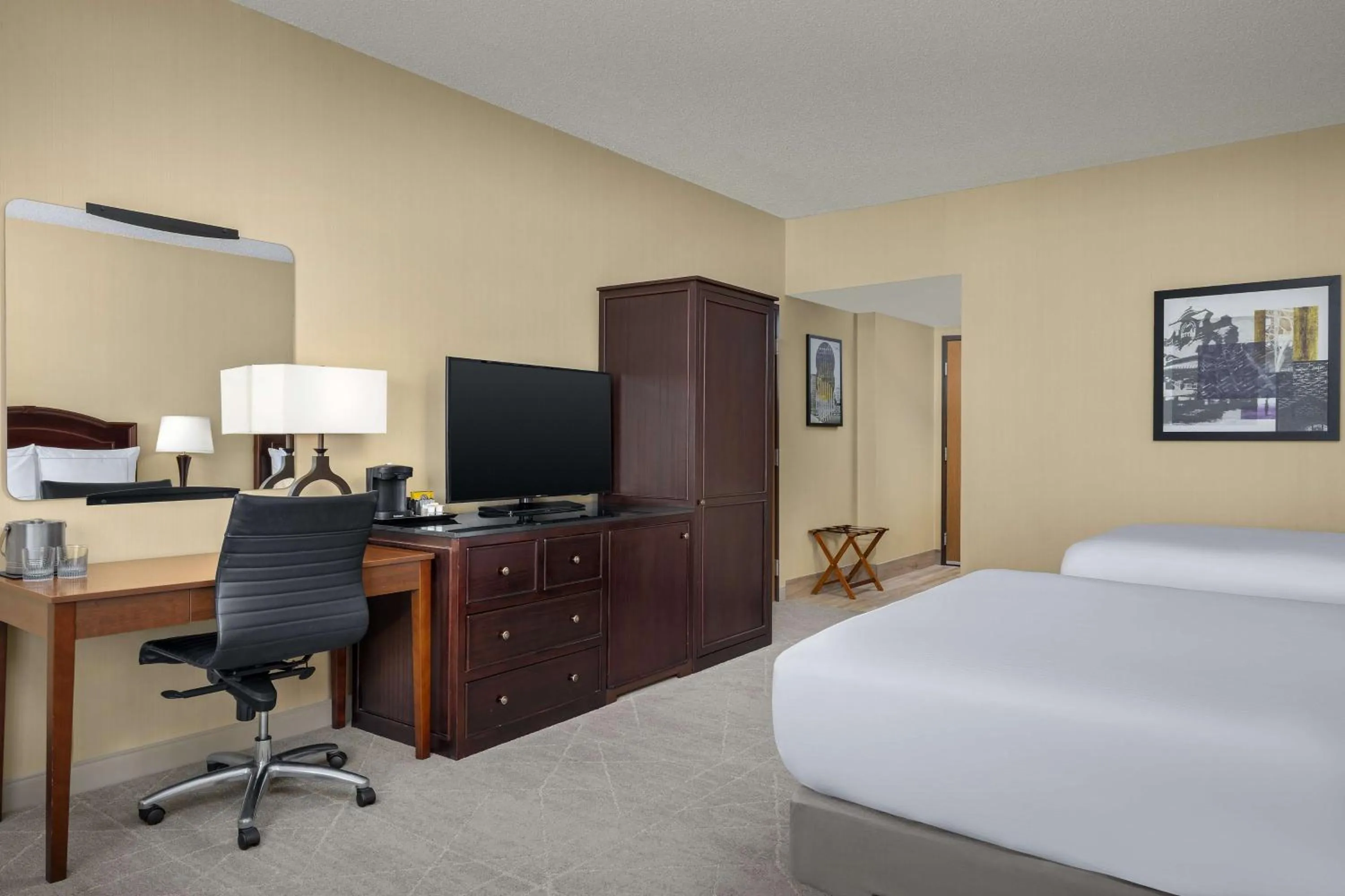 Bedroom, Bed in DoubleTree by Hilton Chicago O'Hare Airport-Rosemont