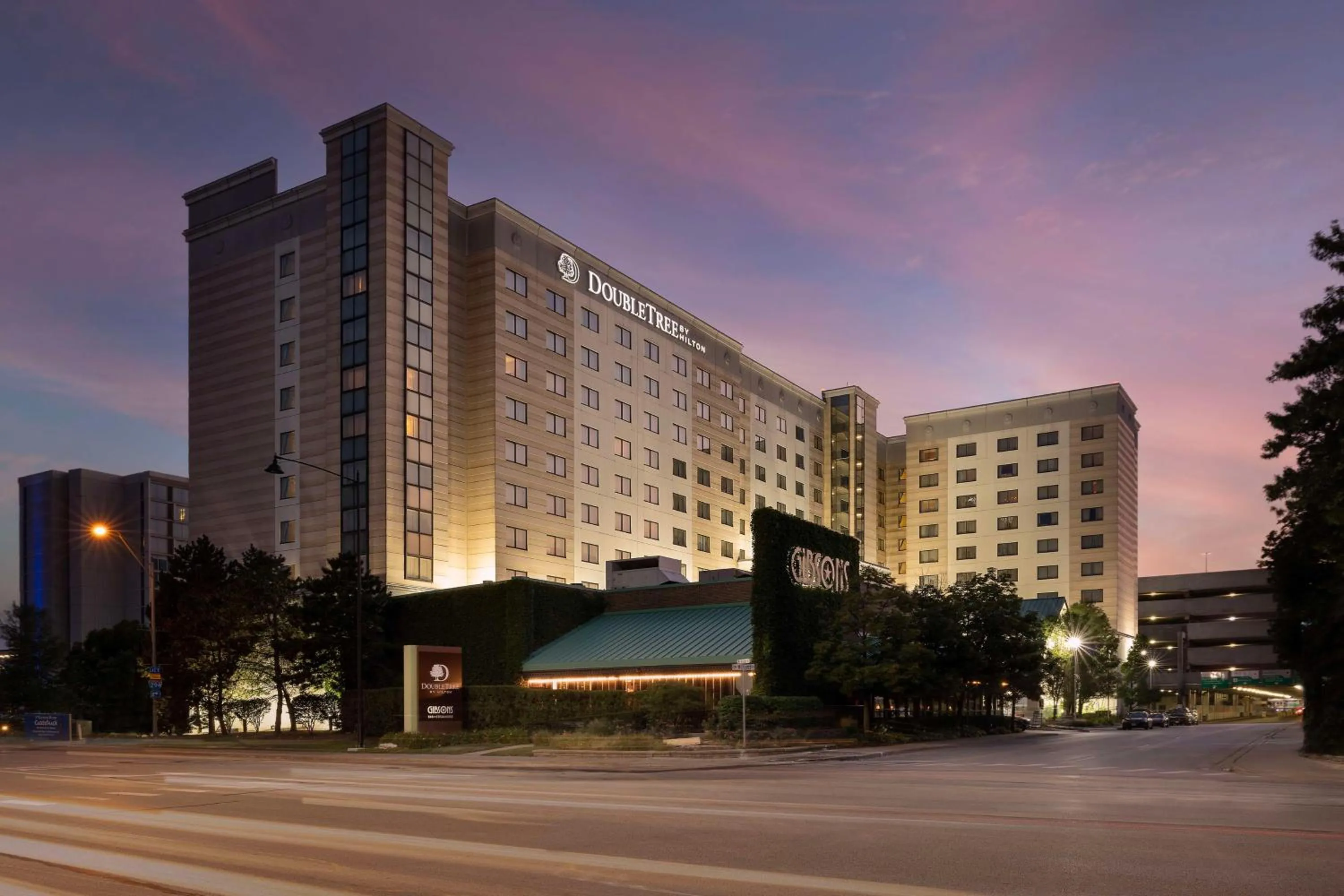 Property building in DoubleTree by Hilton Chicago O'Hare Airport-Rosemont