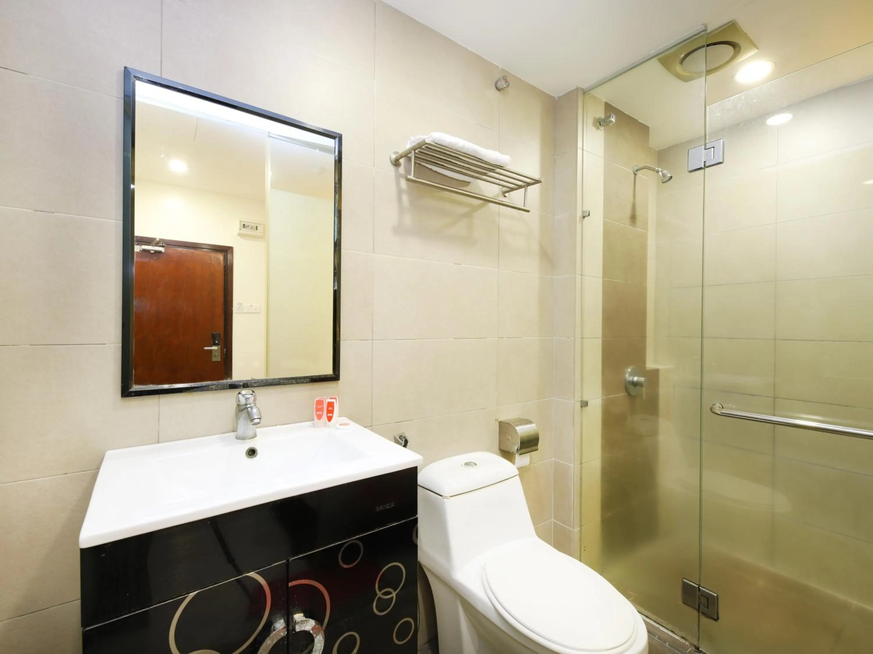 Bathroom in Sunrise Golden Hotel