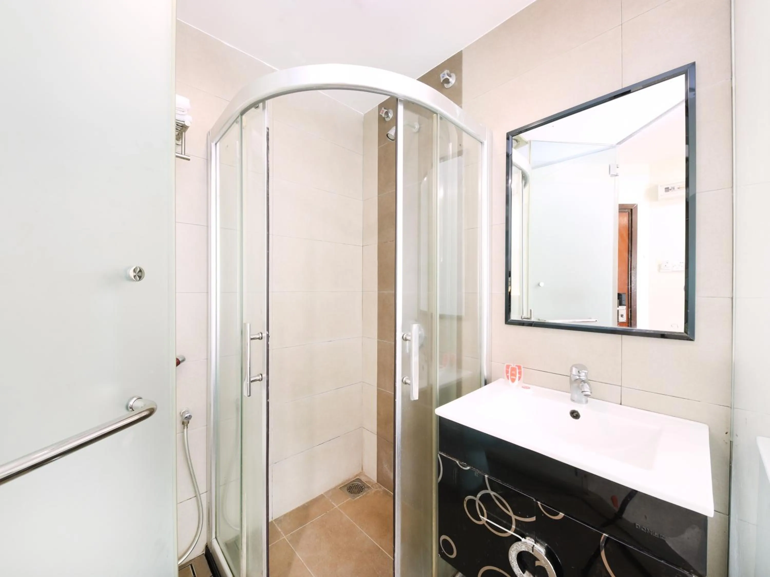 Bathroom in Sunrise Golden Hotel