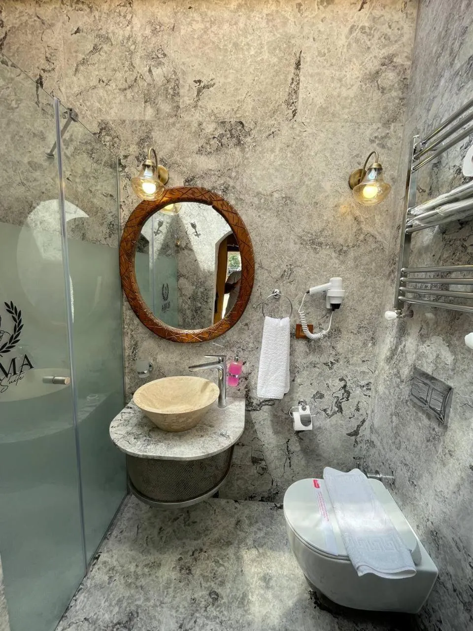 Toilet in Roma Cave Suite