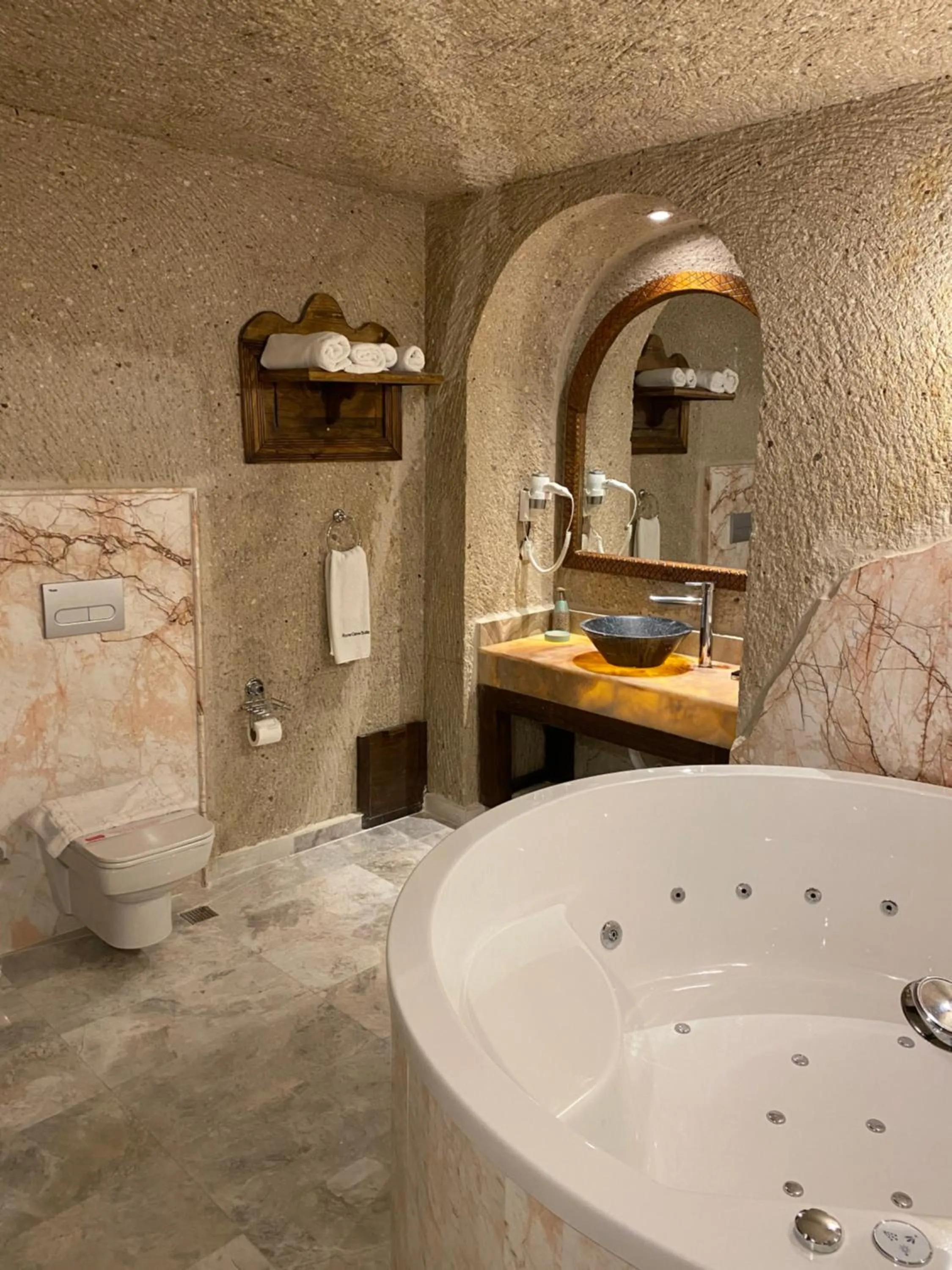 Toilet in Roma Cave Suite