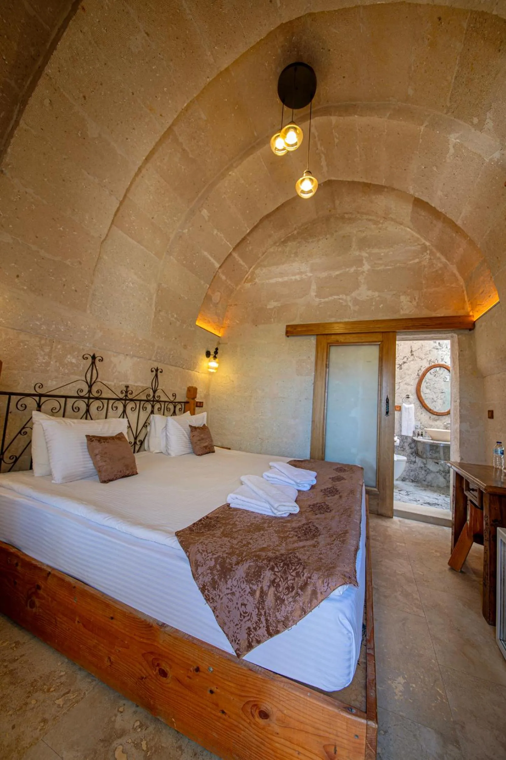 Massage, Bed in Roma Cave Suite