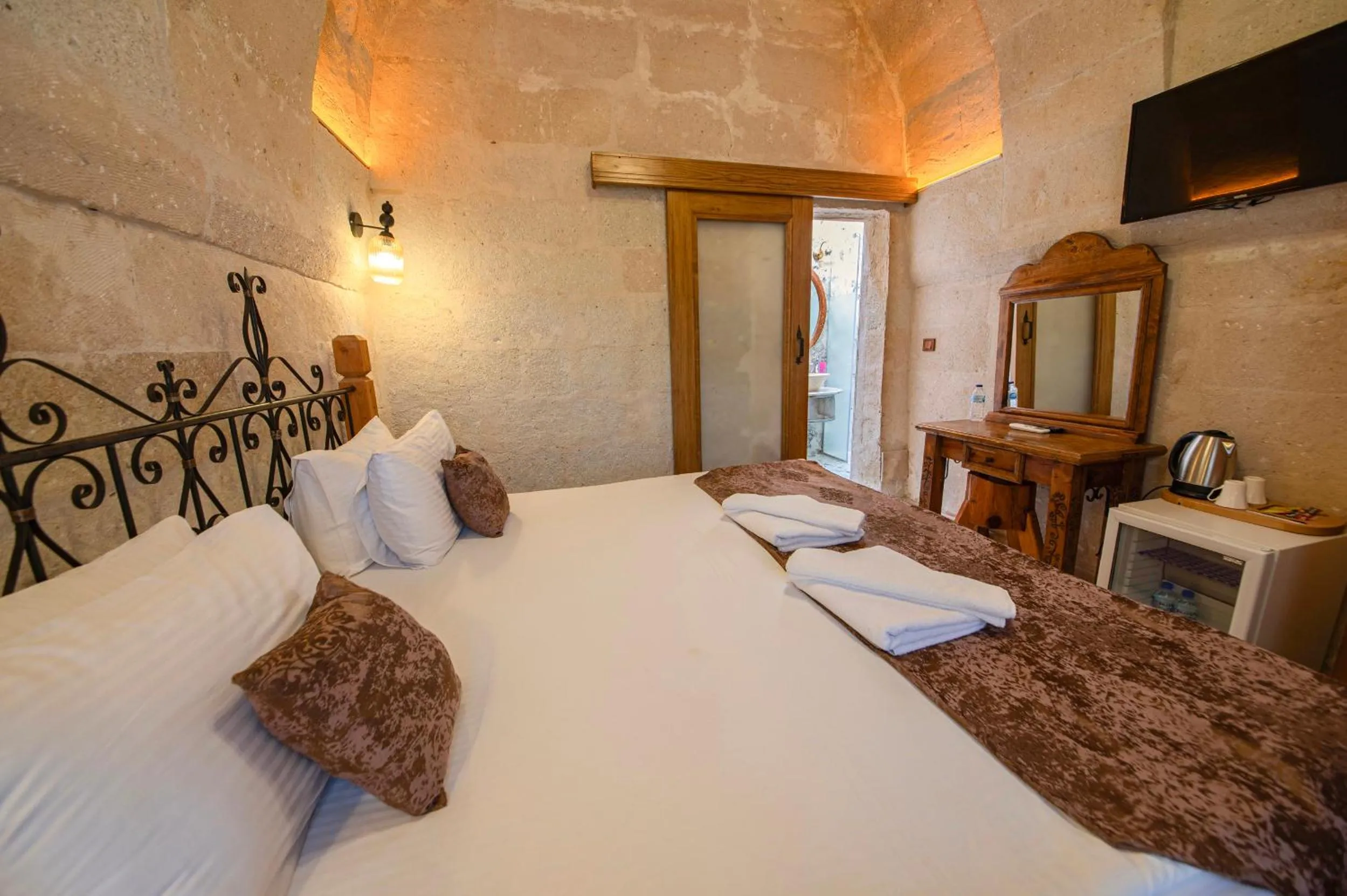 Massage, Bed in Roma Cave Suite