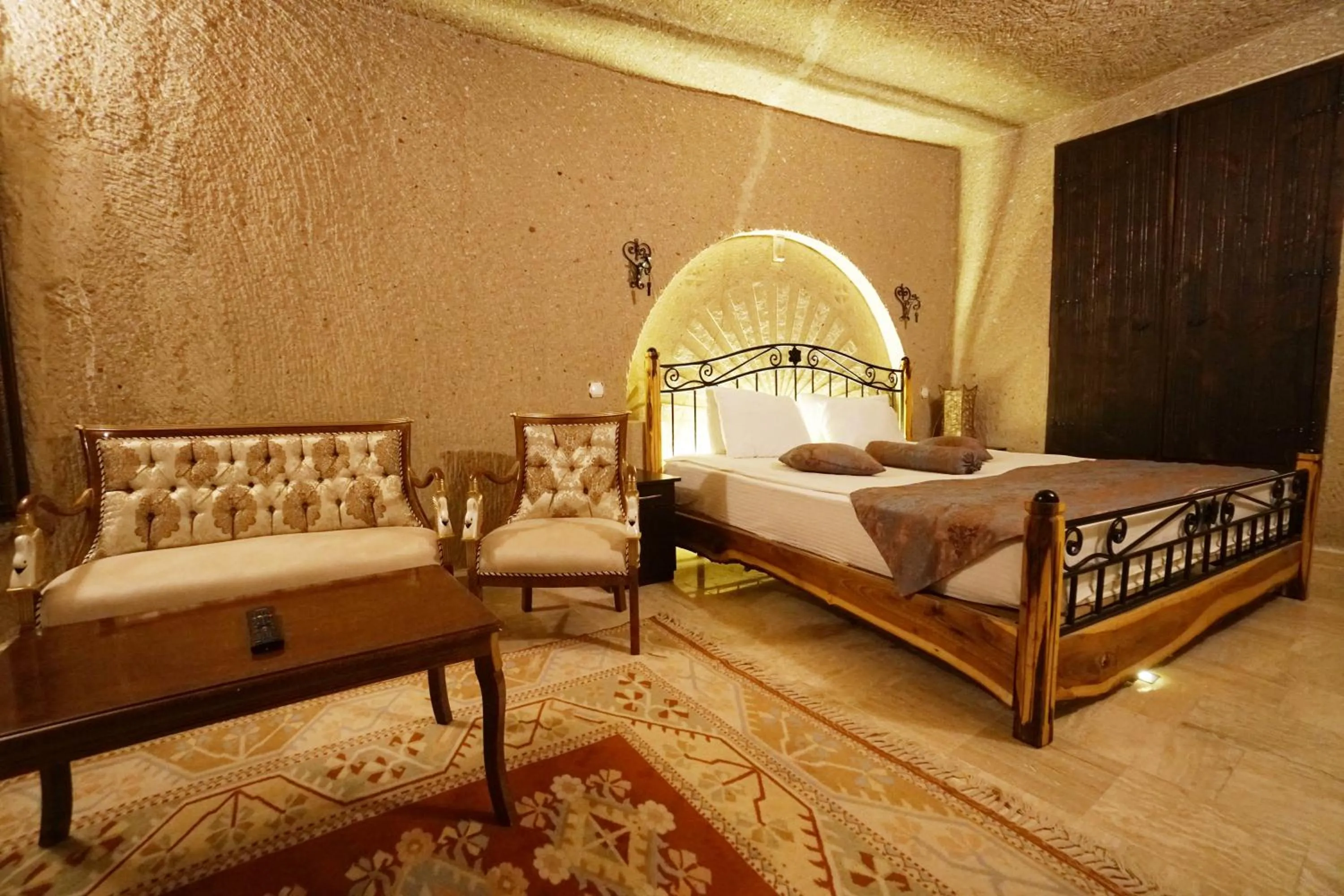 Bed in Roma Cave Suite