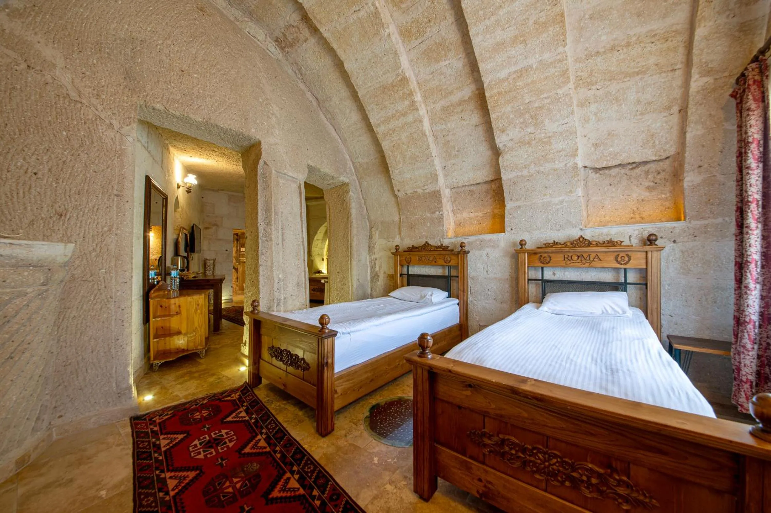 Massage, Bed in Roma Cave Suite
