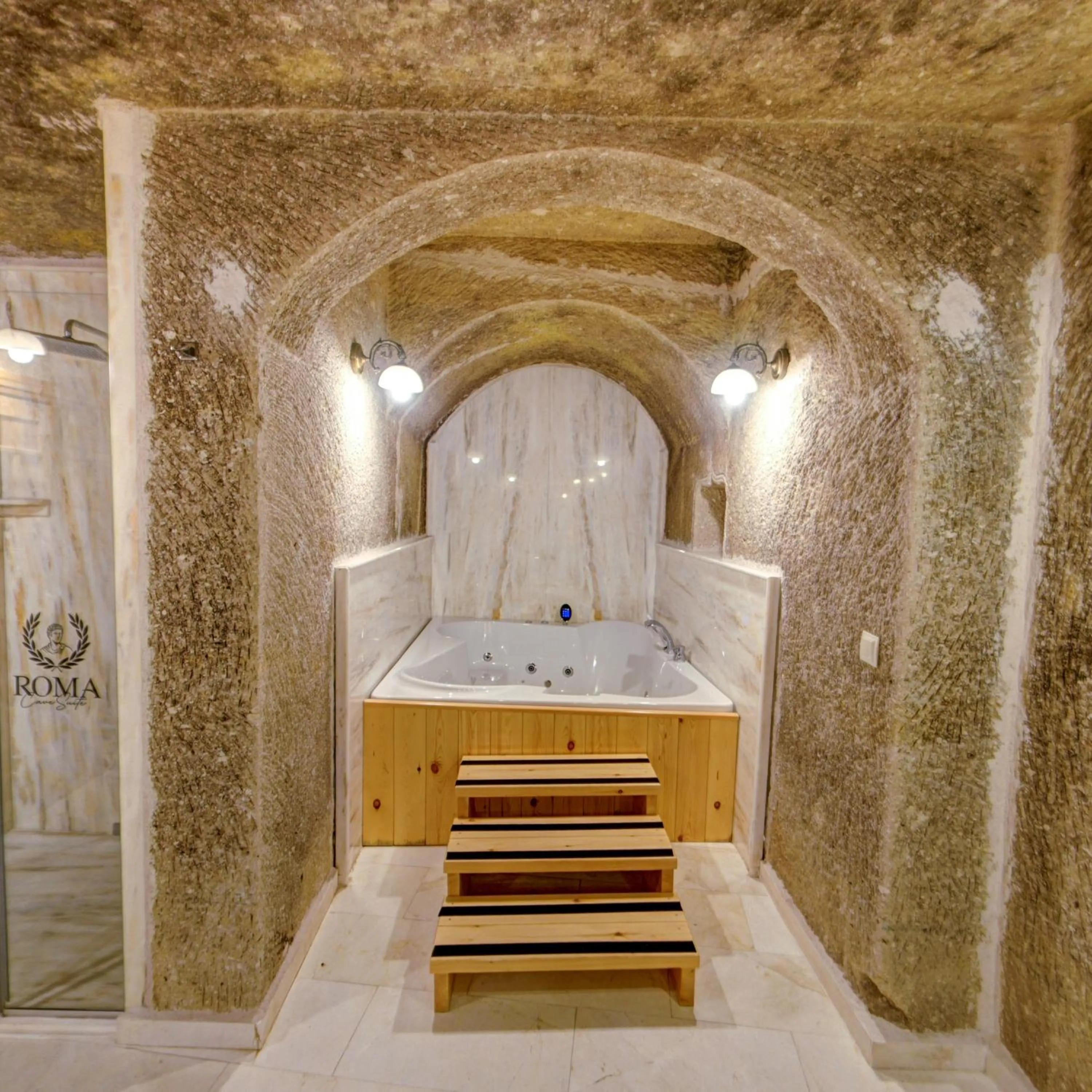 Hot Tub in Roma Cave Suite