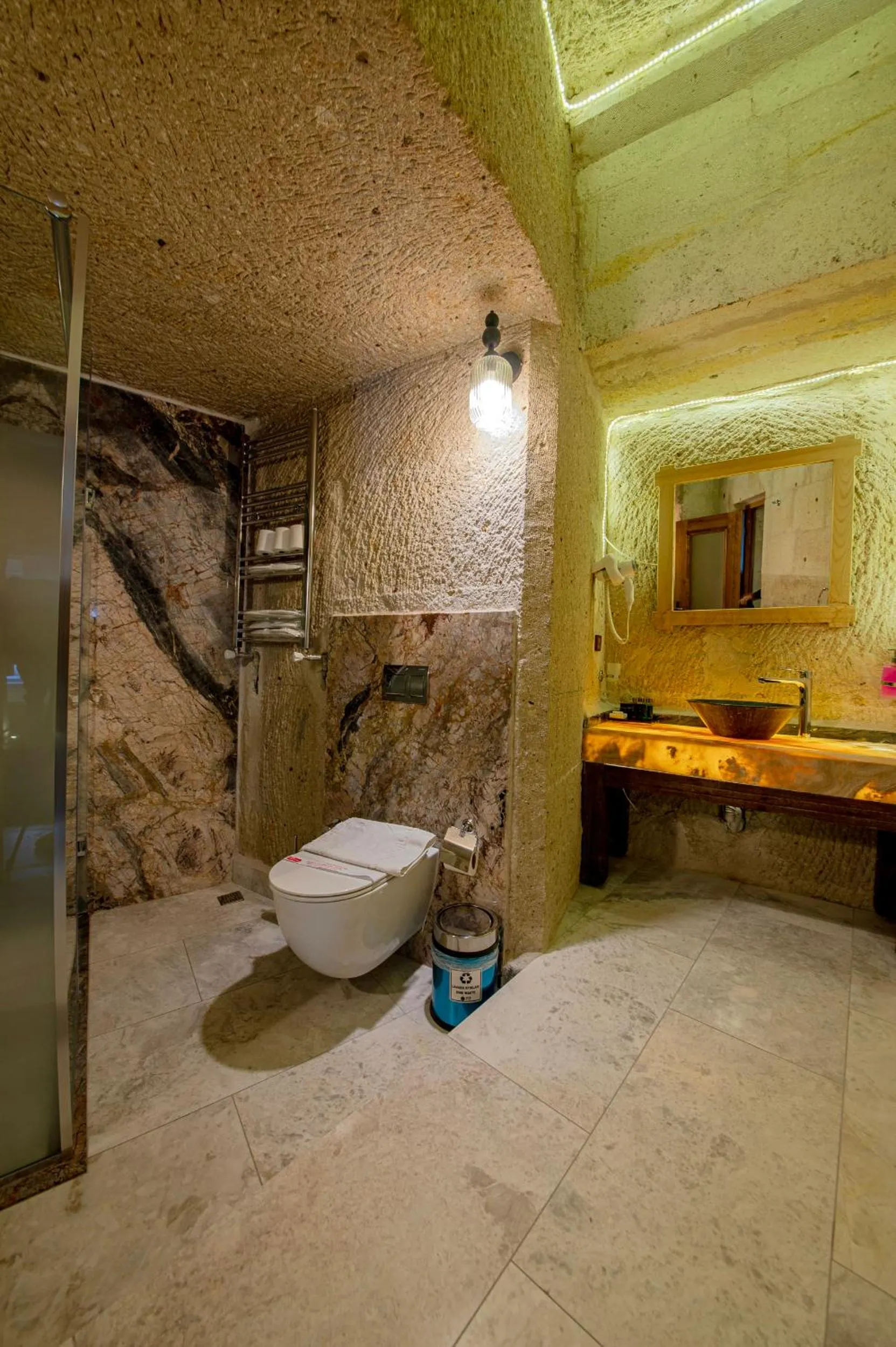 Toilet in Roma Cave Suite