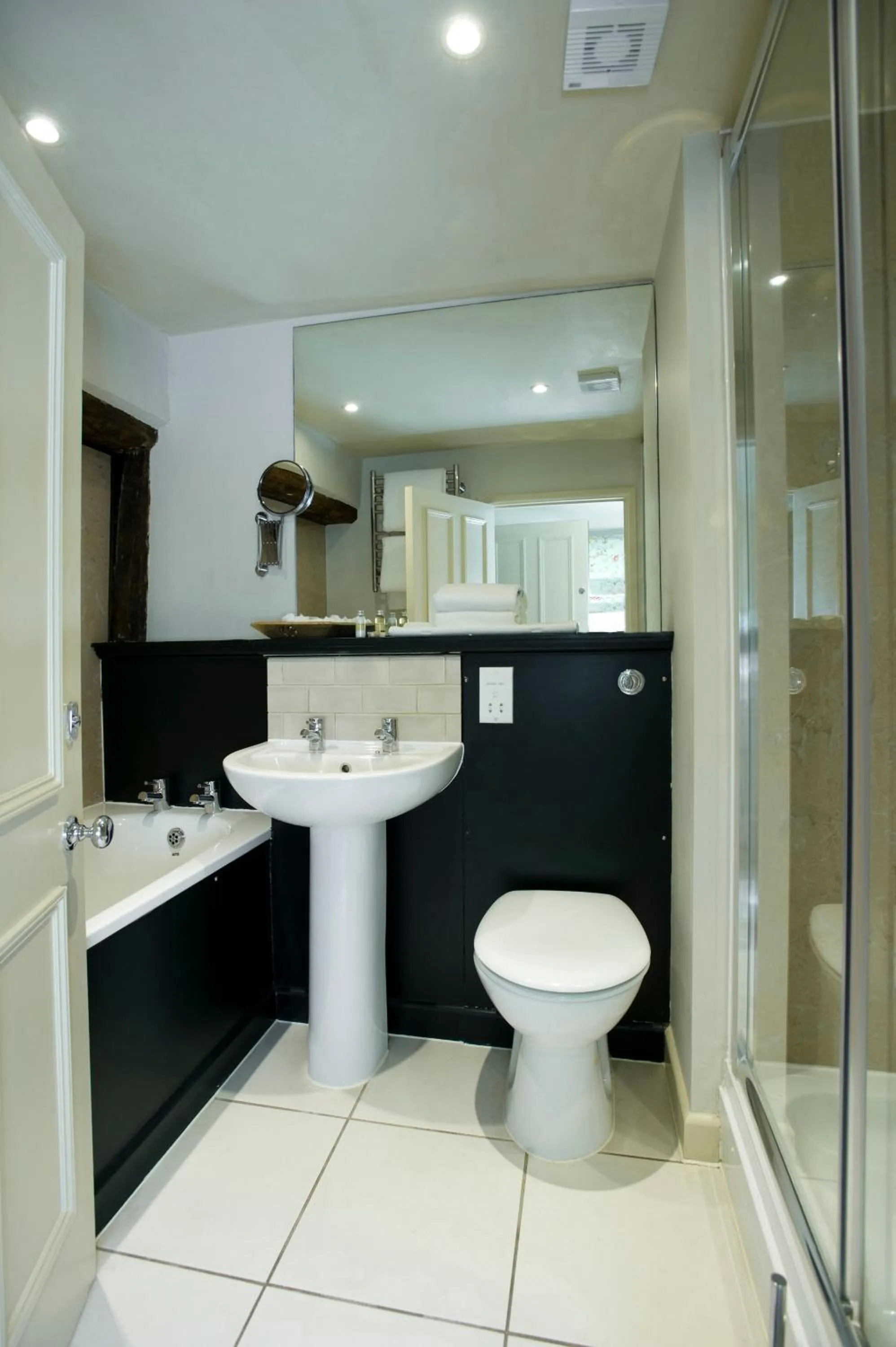 The Greyhound on the Test Hotel