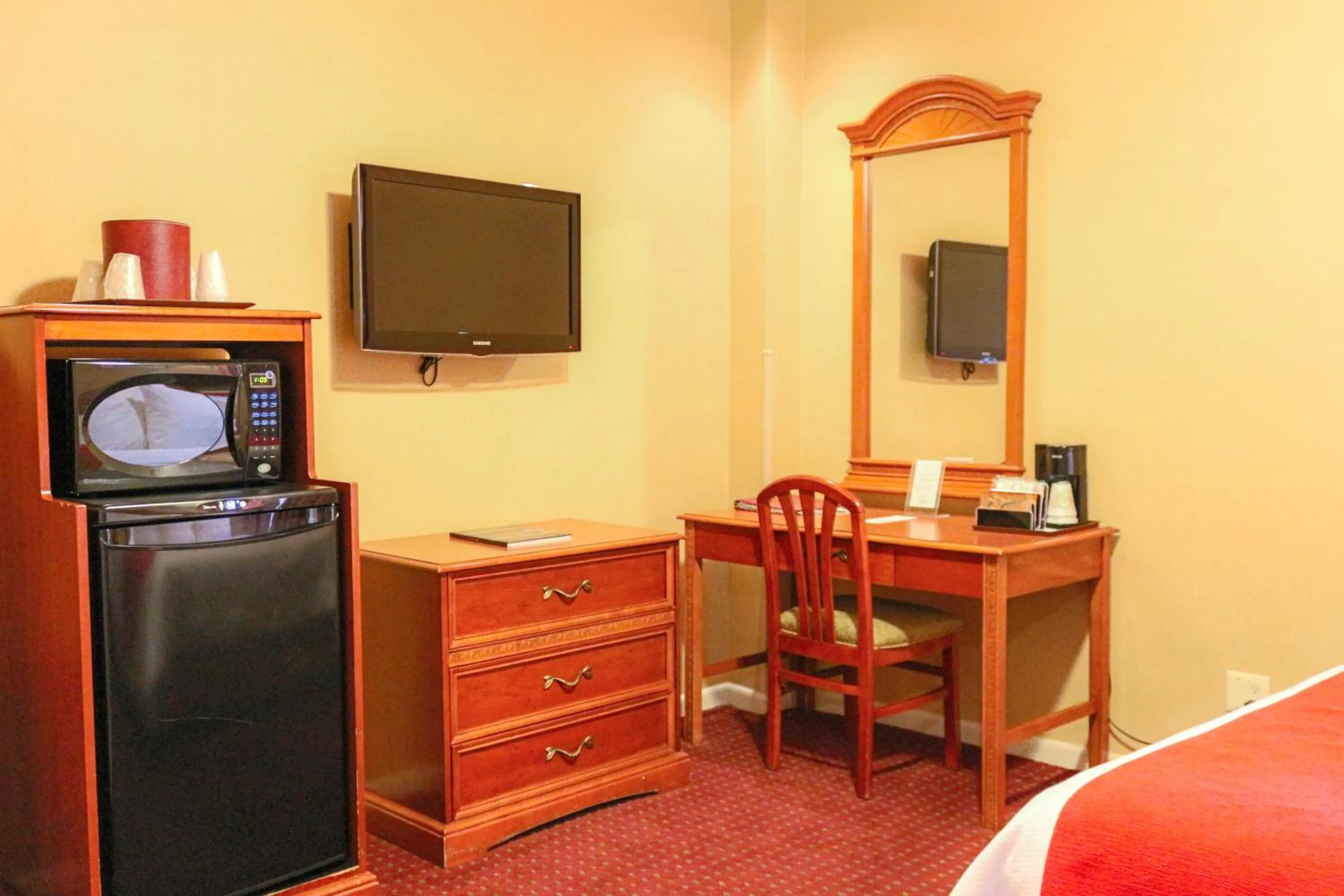 TV and multimedia, TV/Entertainment Center in Hotel Newton