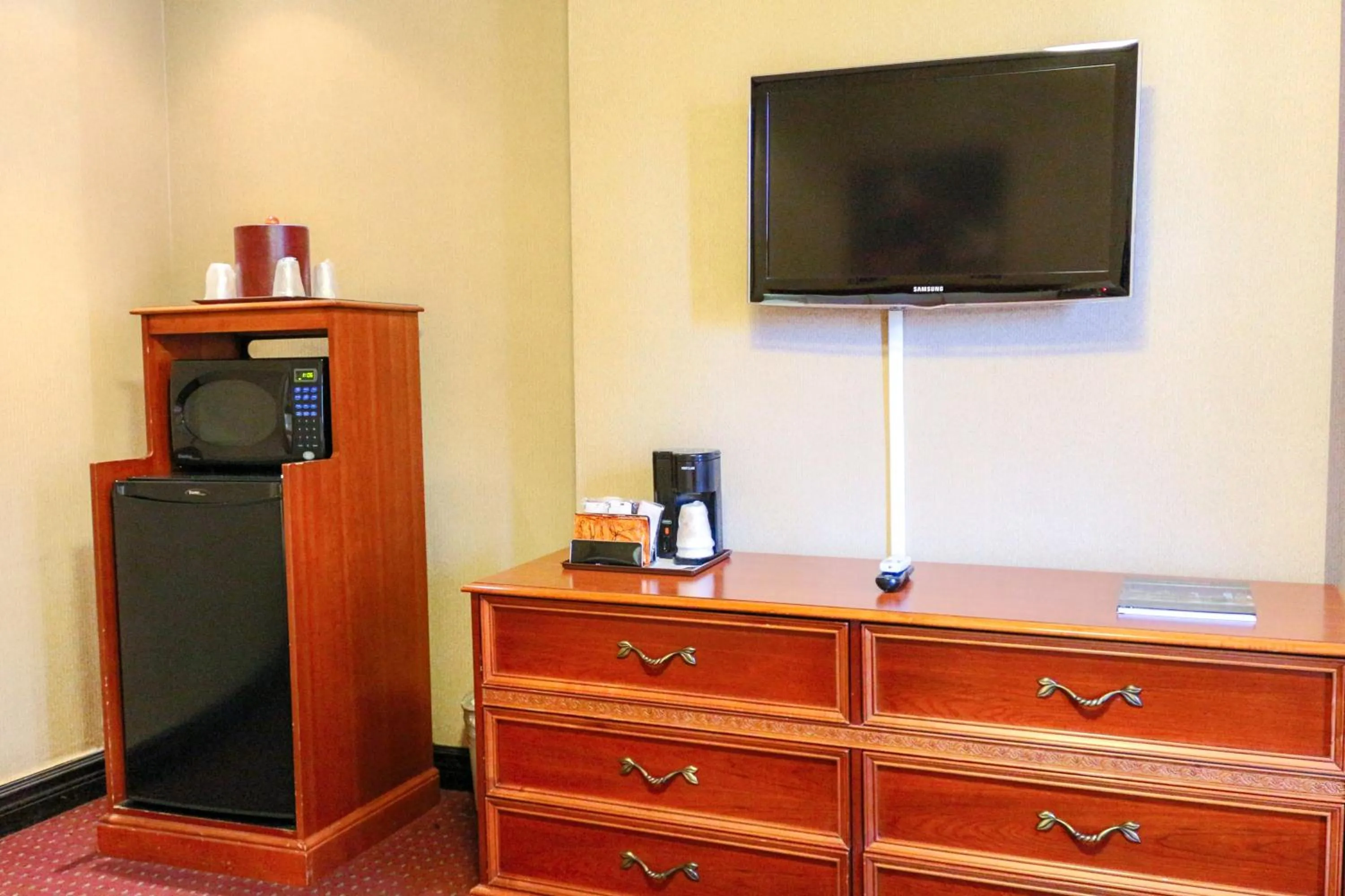 TV and multimedia, TV/Entertainment Center in Hotel Newton