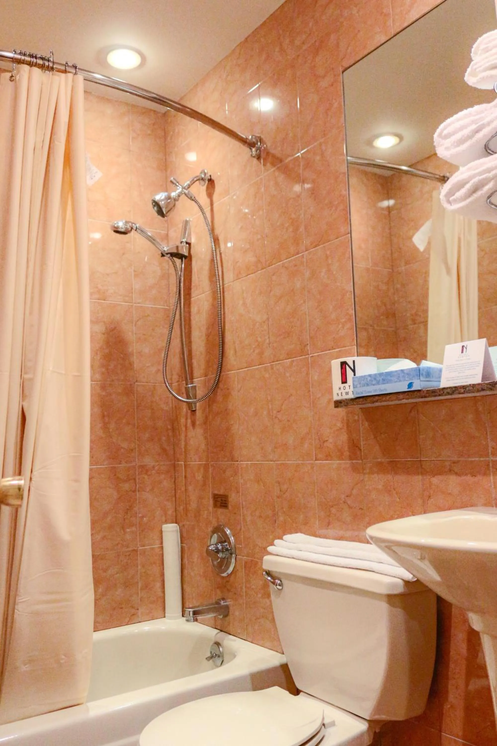 Bathroom in Hotel Newton