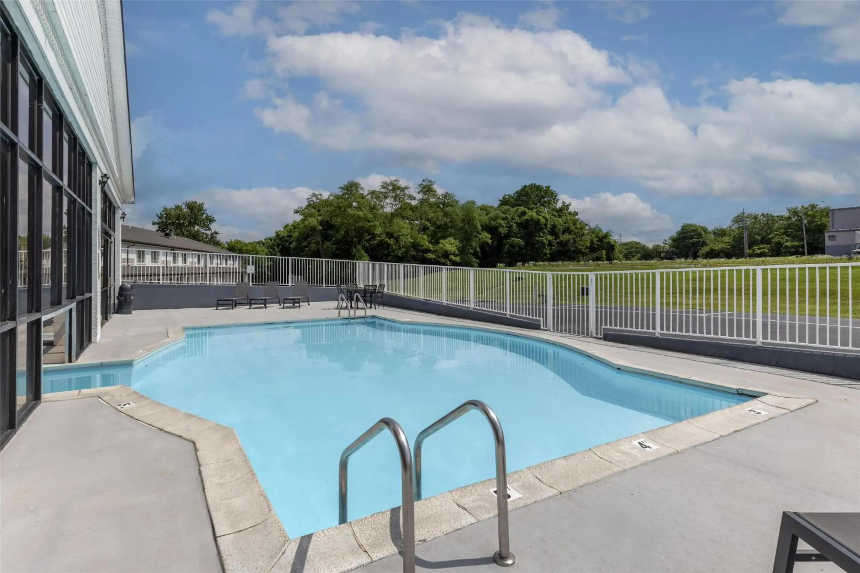 Pool view in Best Western Parkside Inn Pool view in Best Western Parkside Inn