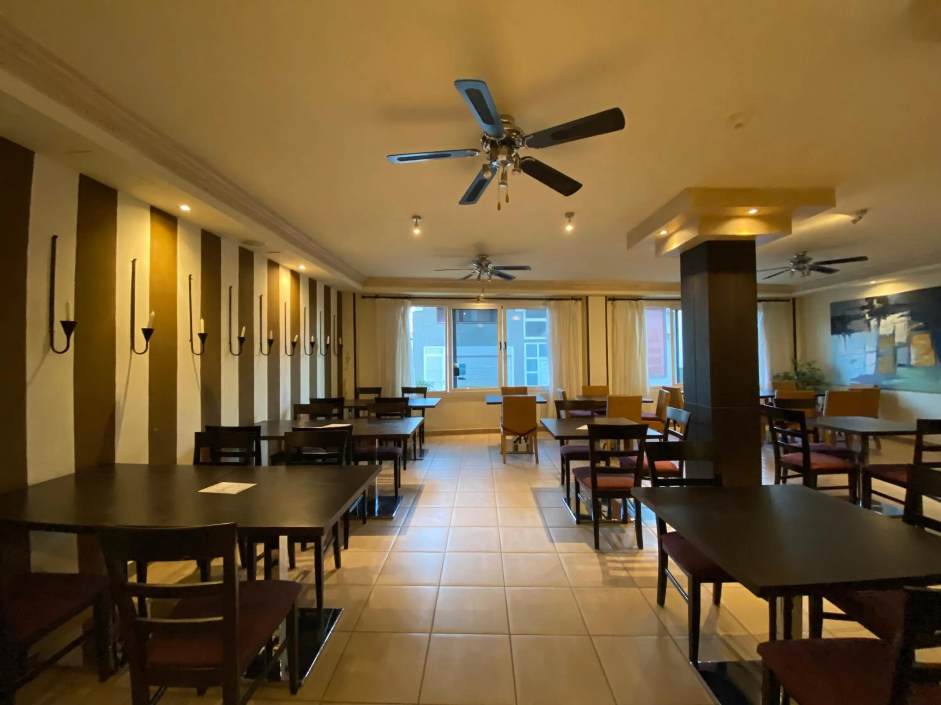 Restaurant/places to eat in Hotel La Aldea Suites