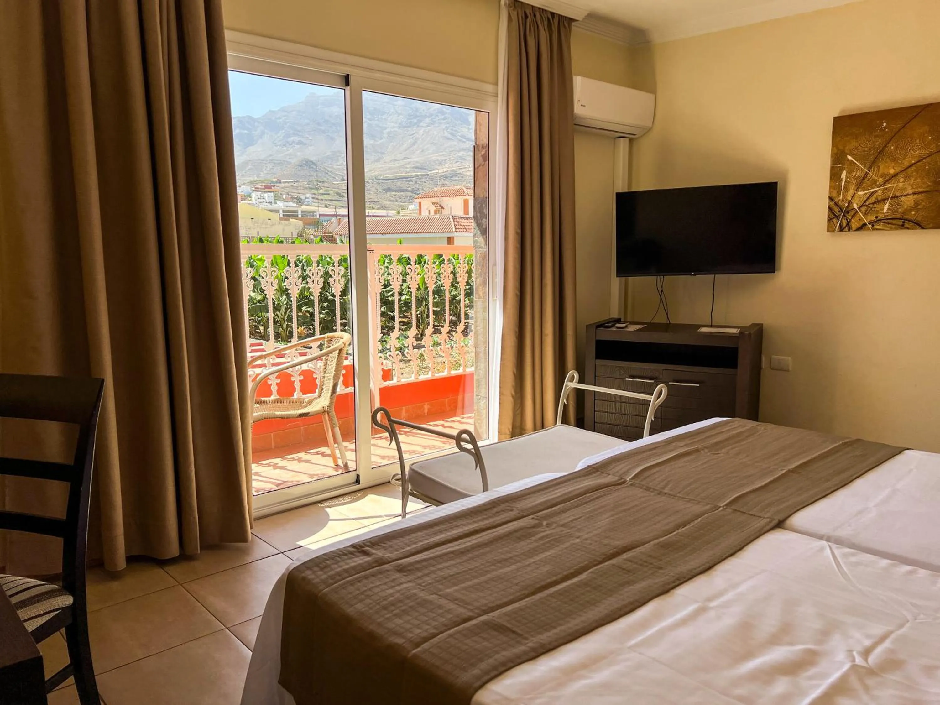 Photo of the whole room, Bed in Hotel La Aldea Suites