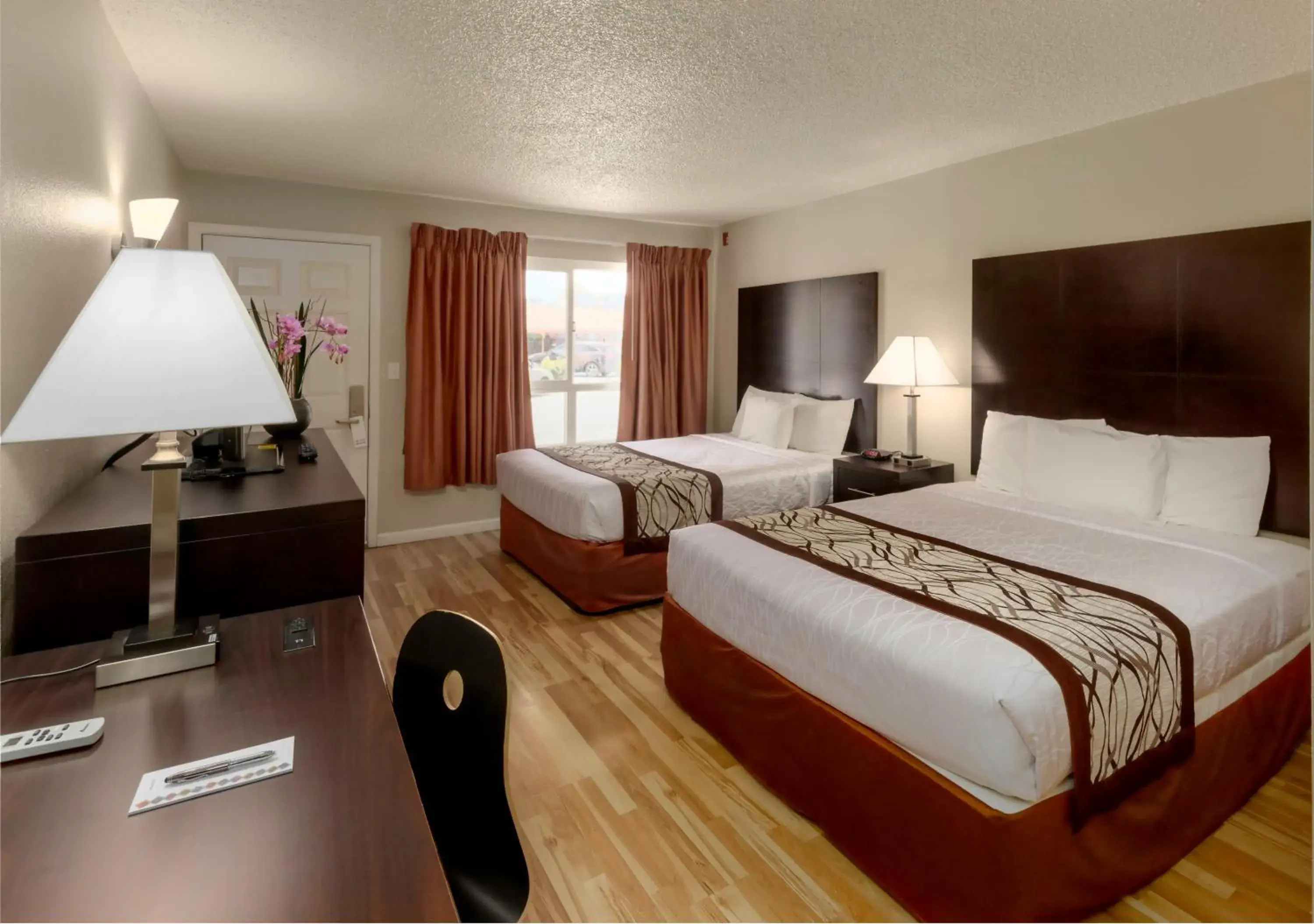 Photo of the whole room, Bed in Thunderbird Lodge Photo of the whole room, Bed in Thunderbird Lodge