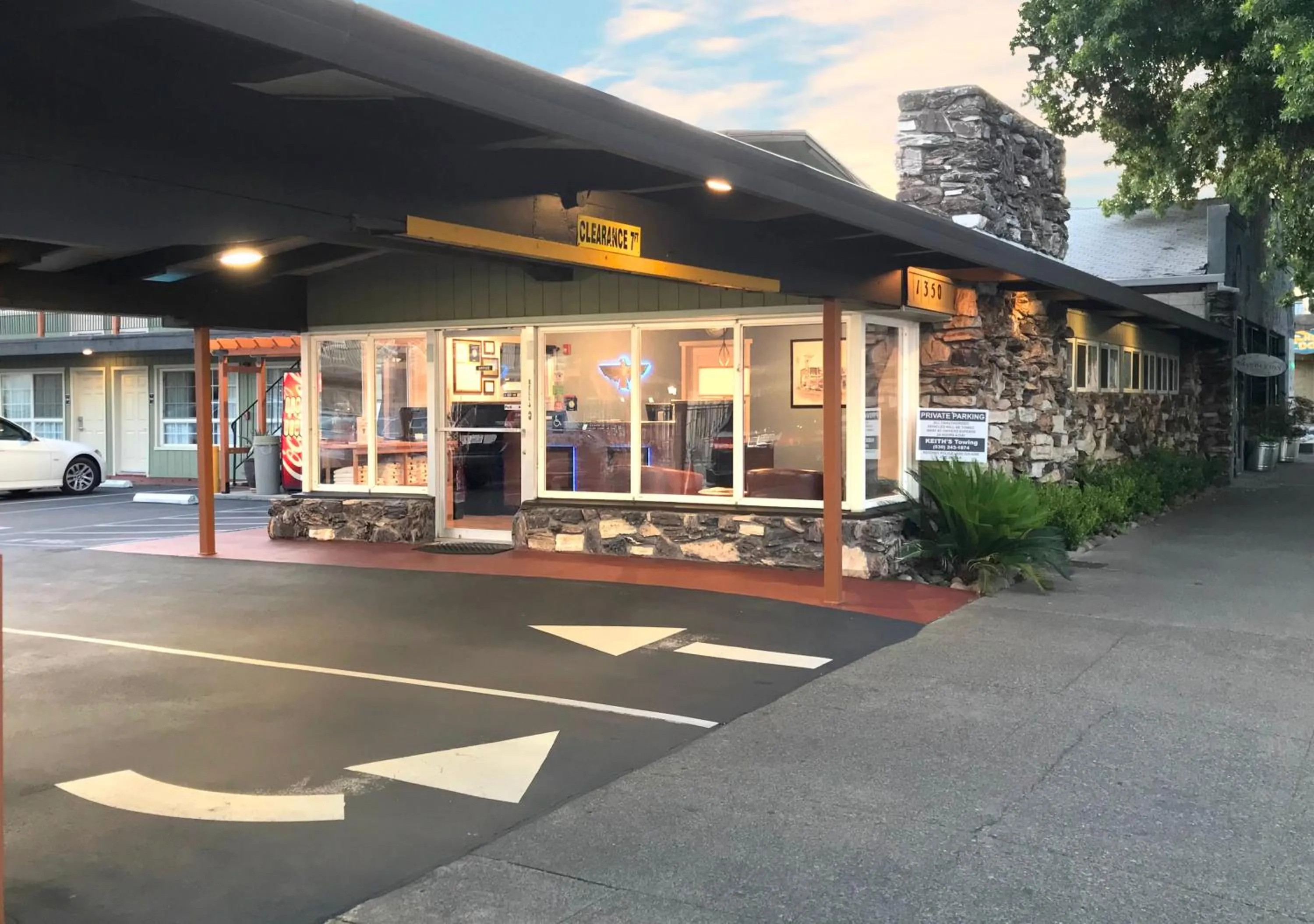 Facade/entrance in Thunderbird Lodge