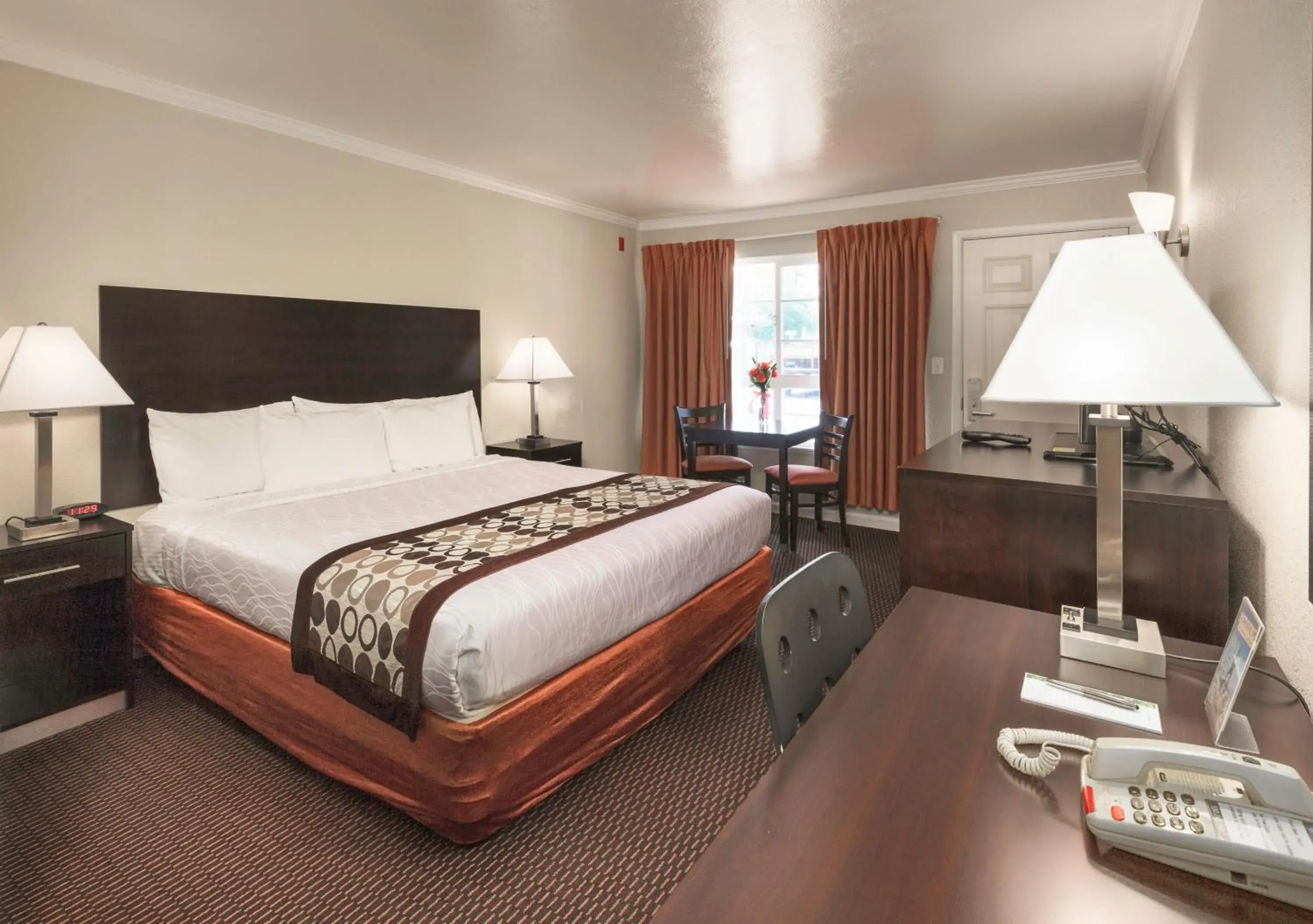 Photo of the whole room, Bed in Thunderbird Lodge Photo of the whole room, Bed in Thunderbird Lodge